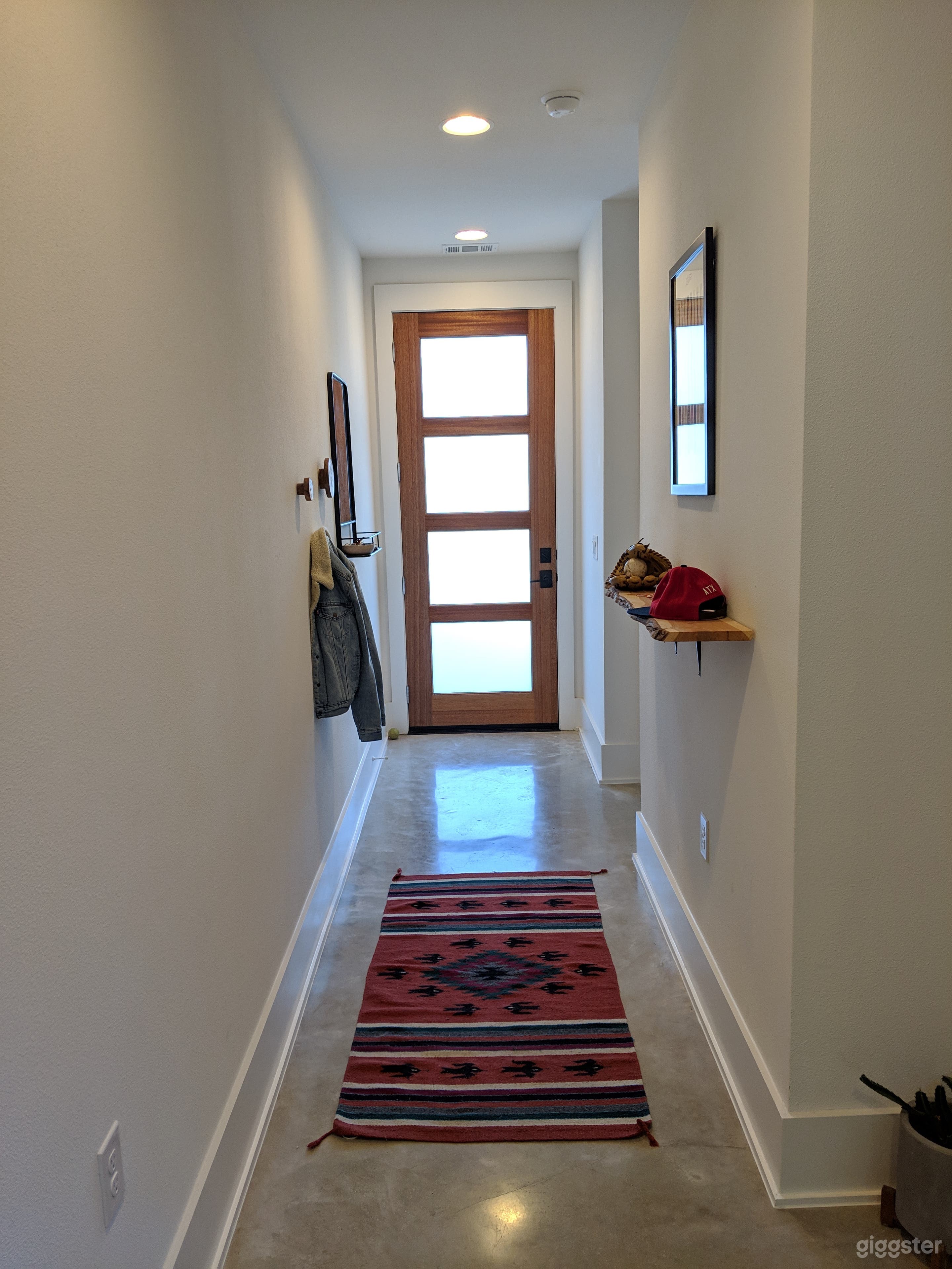 Contemporary farm-style home Photo 2