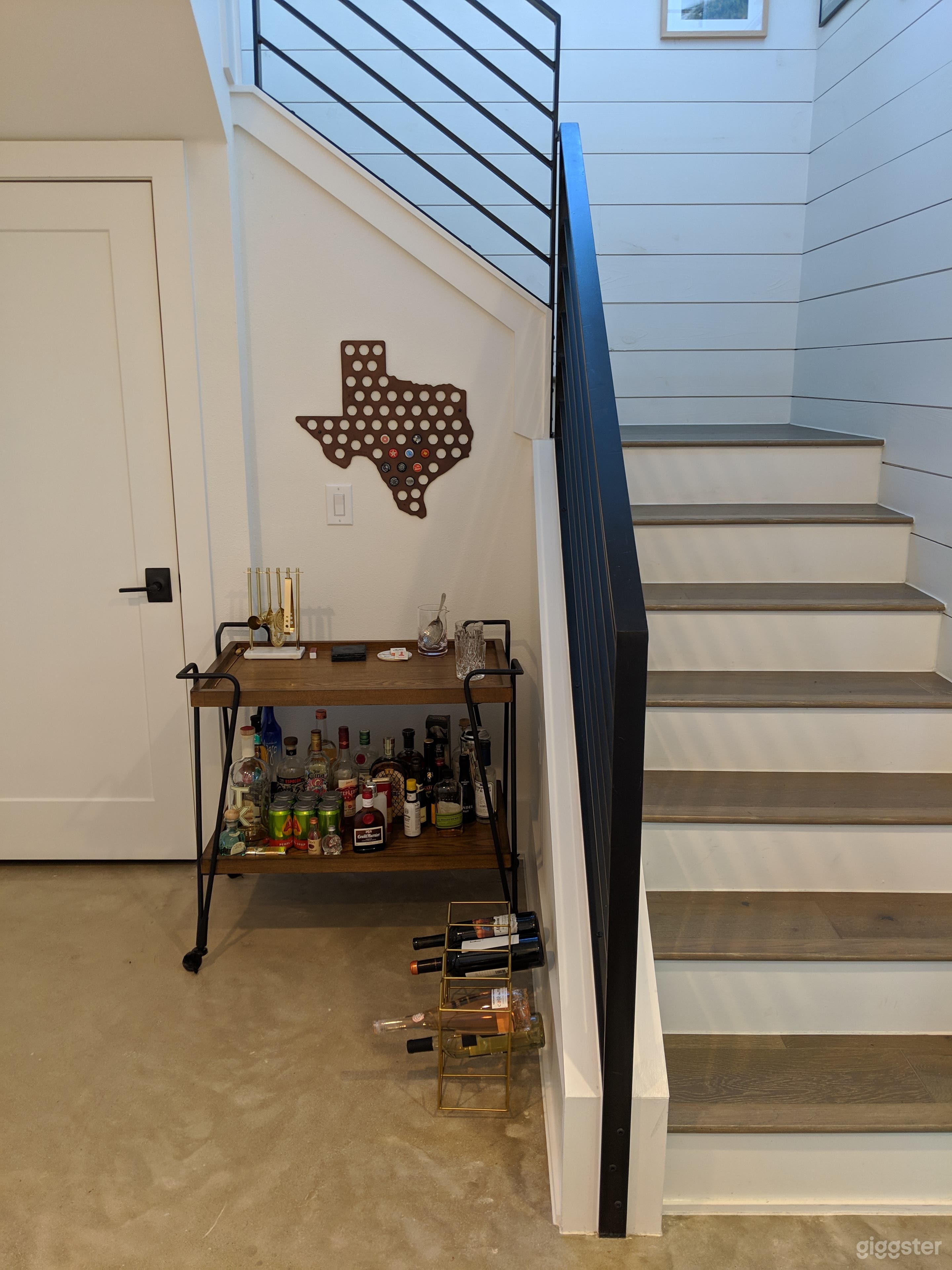 Contemporary farm-style home Photo 3