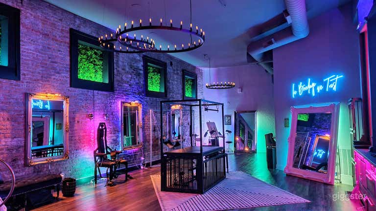  One of the many preset lighting options for the kink themed space 