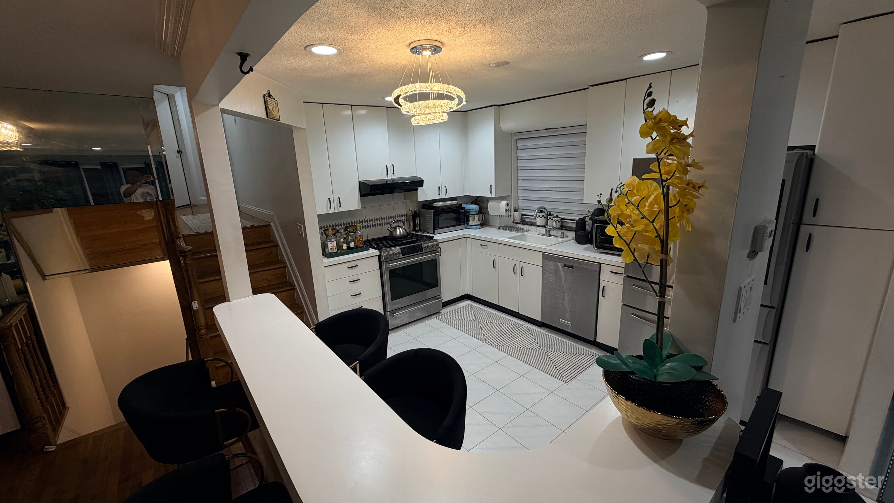 Sun-drench Modern Eclectic Apartment for Editorial Shoots Photo 3