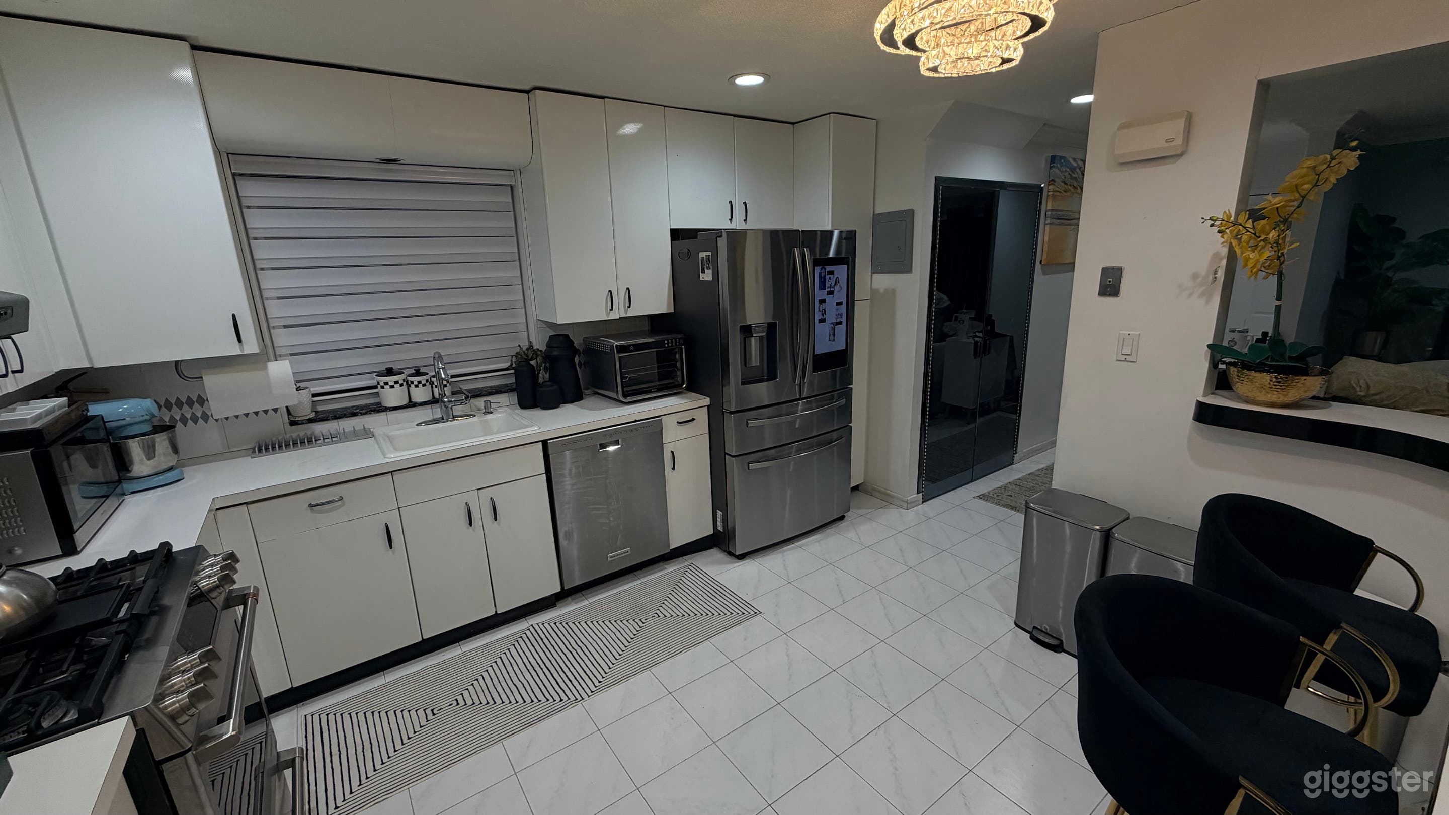 Sun-drench Modern Eclectic Apartment for Editorial Shoots Photo 4