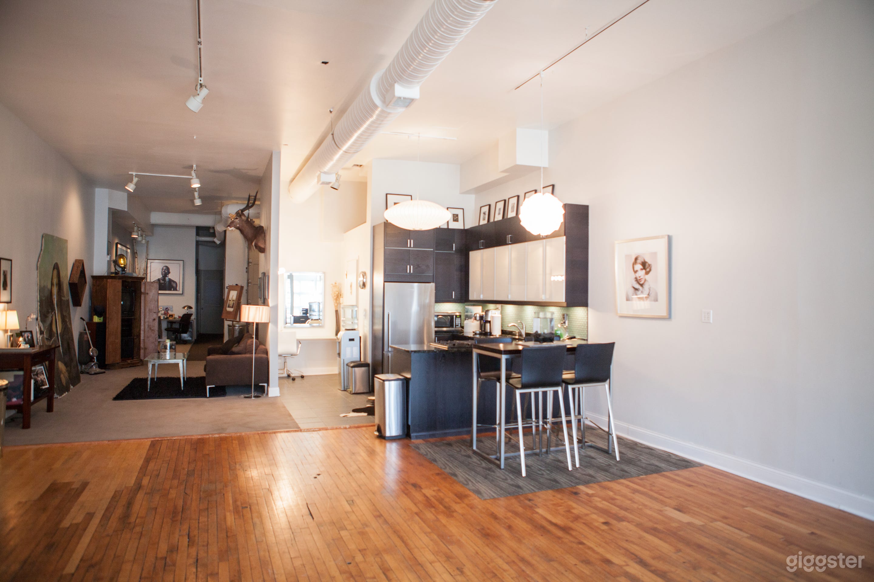 Shooting space and view at the kitchen. 