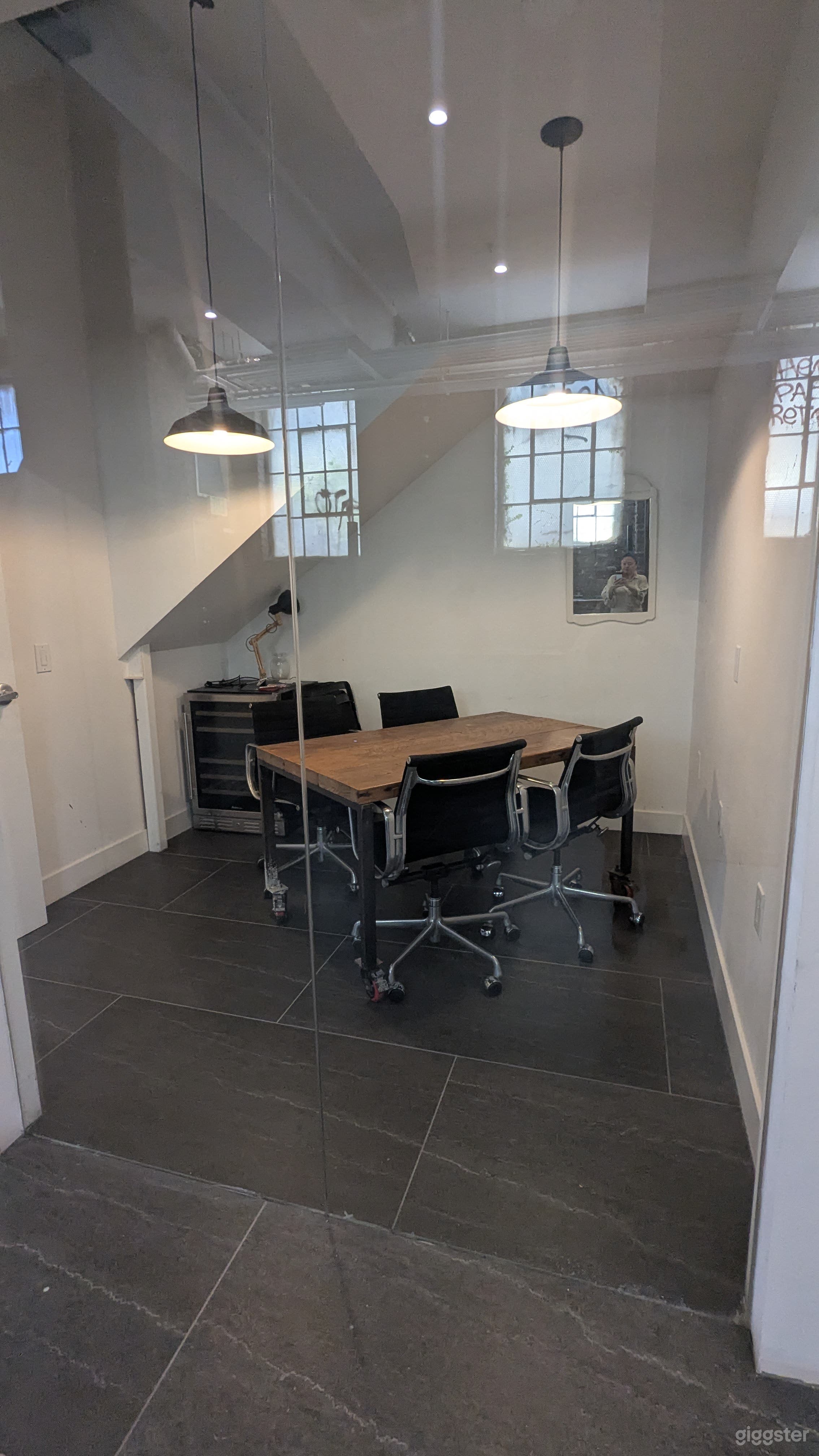 160 sqft Modern Creative Conference Room Photo 2