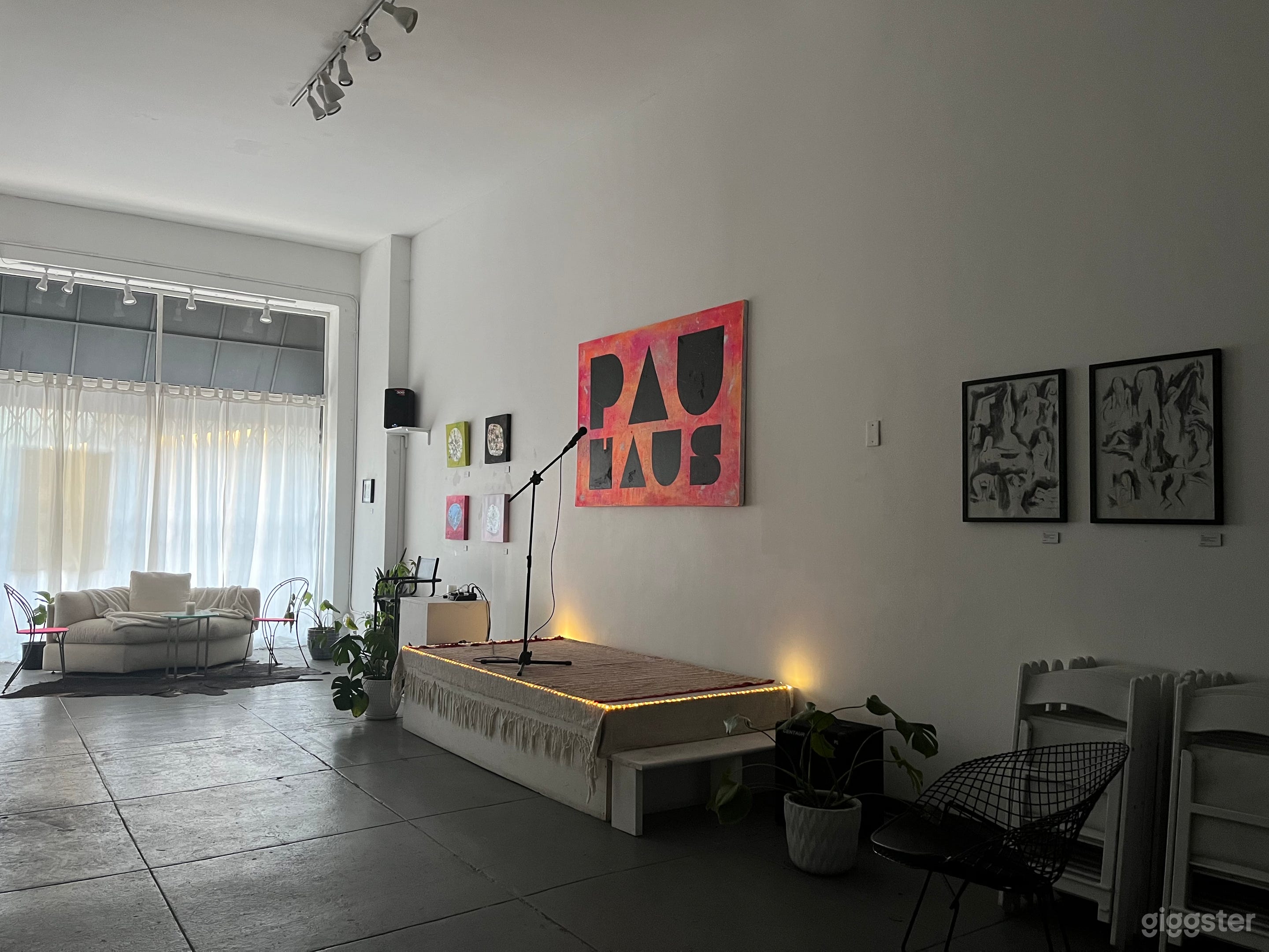 Bright Hollywood Studio with High Ceilings Photo 1