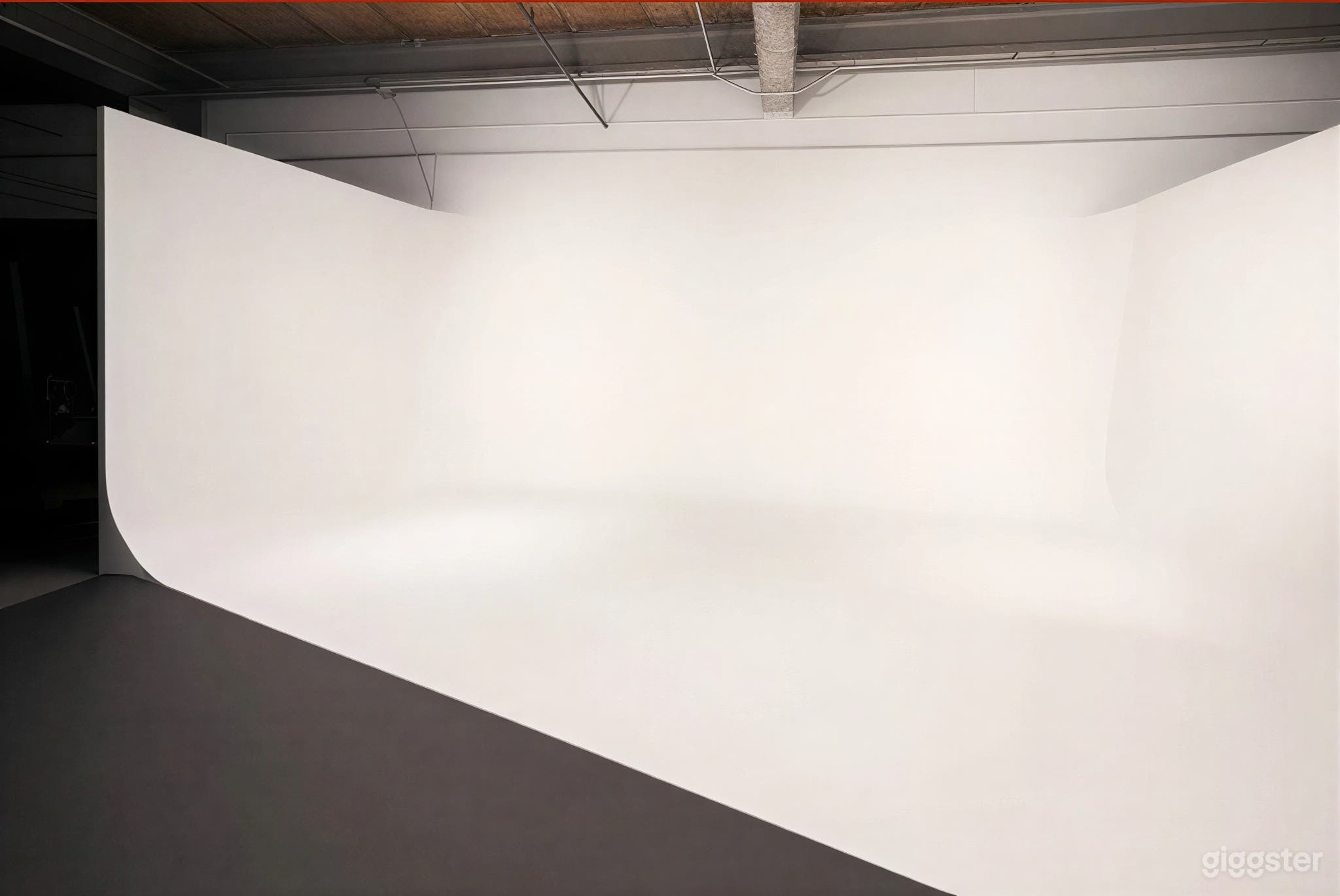 Seamless Infinity Wall Photo 4