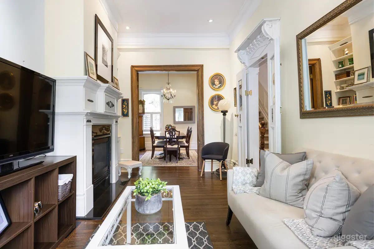 Beautiful Victorian in Downtown Toronto Photo 4