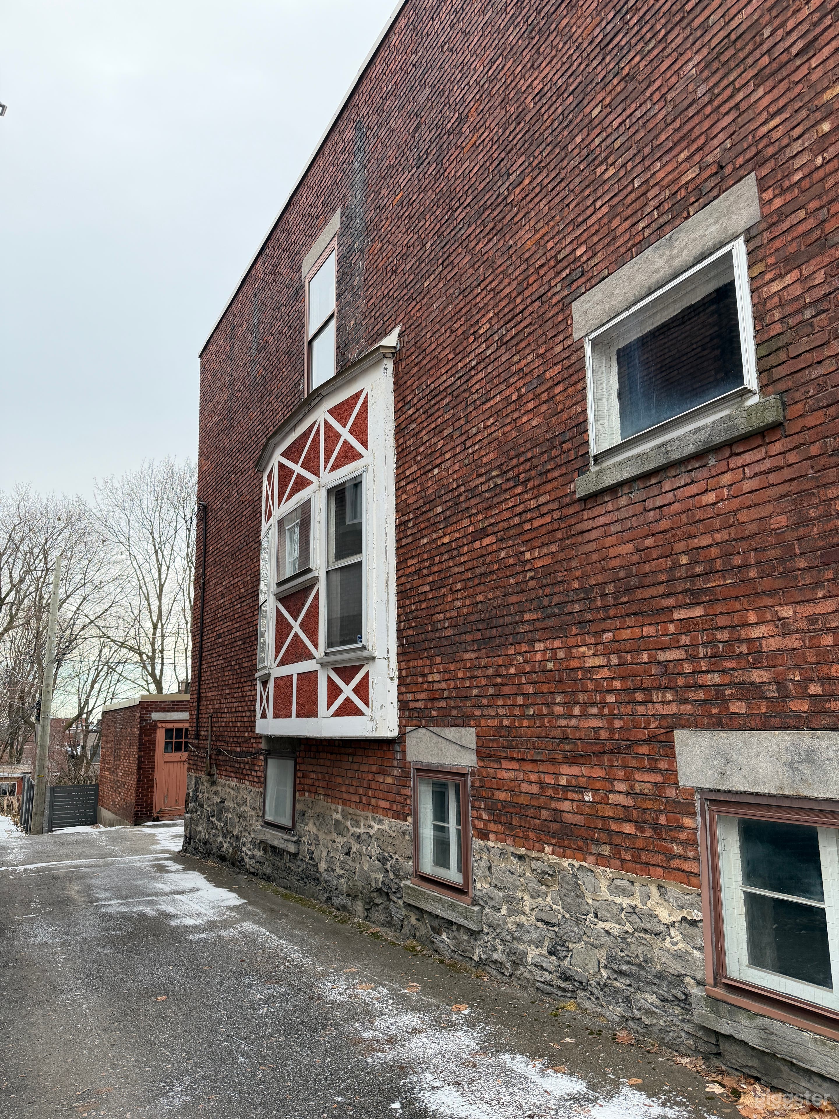 Original 1910 Home in the Heart of an Exclusive Neighborhood Photo 4