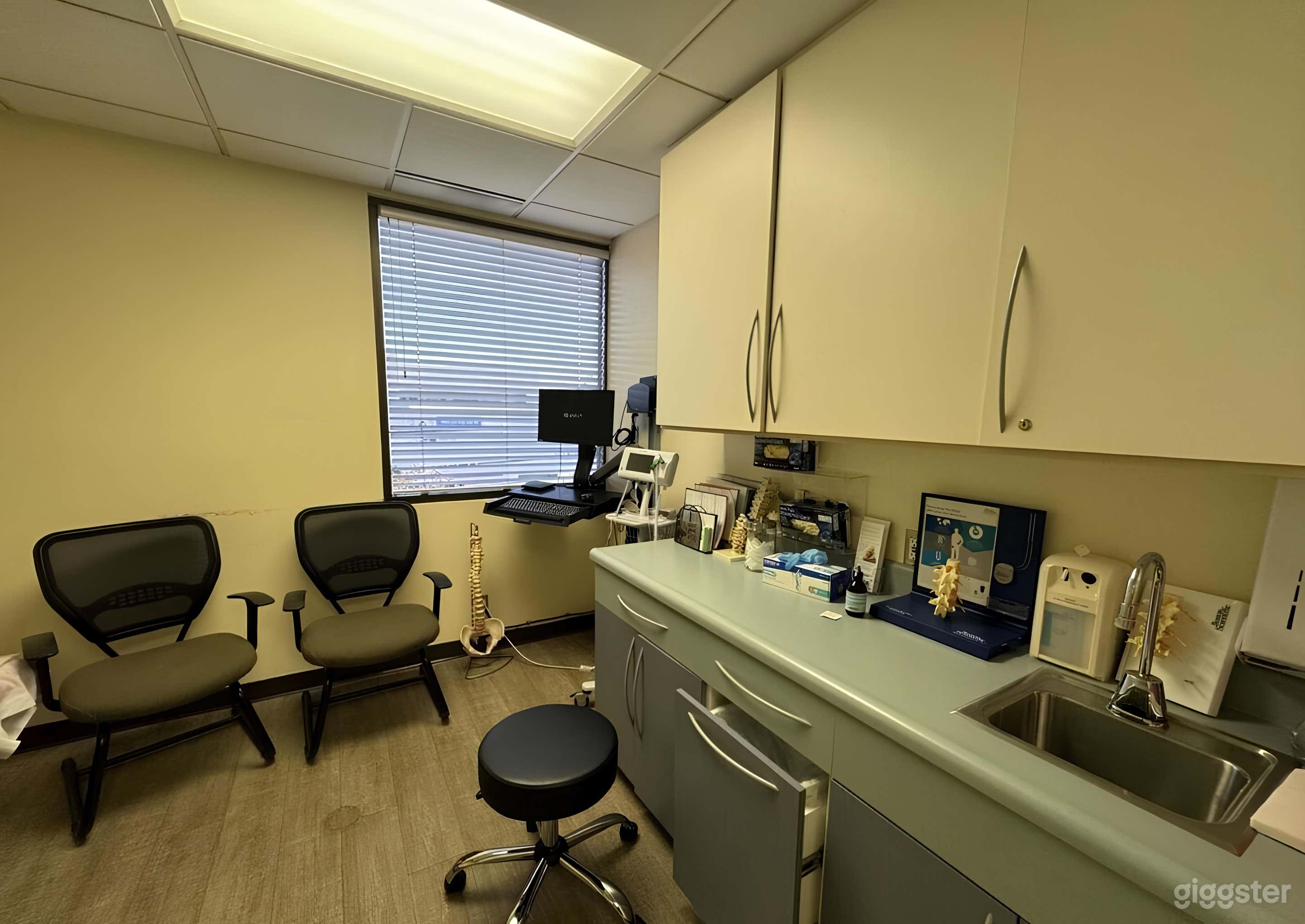 Functioning Hospital Exam Room Photo 2