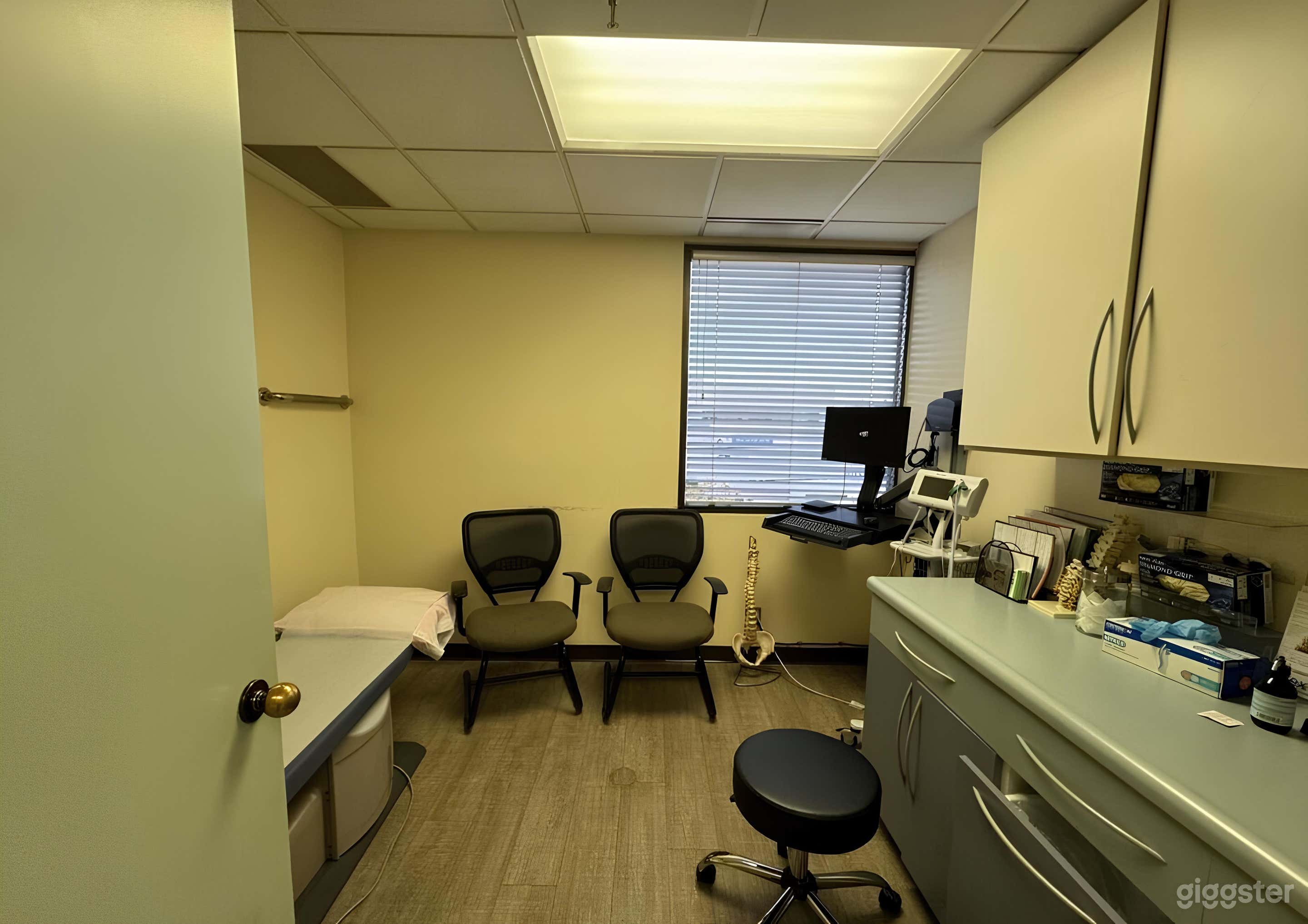 Functioning Hospital Exam Room Photo 3
