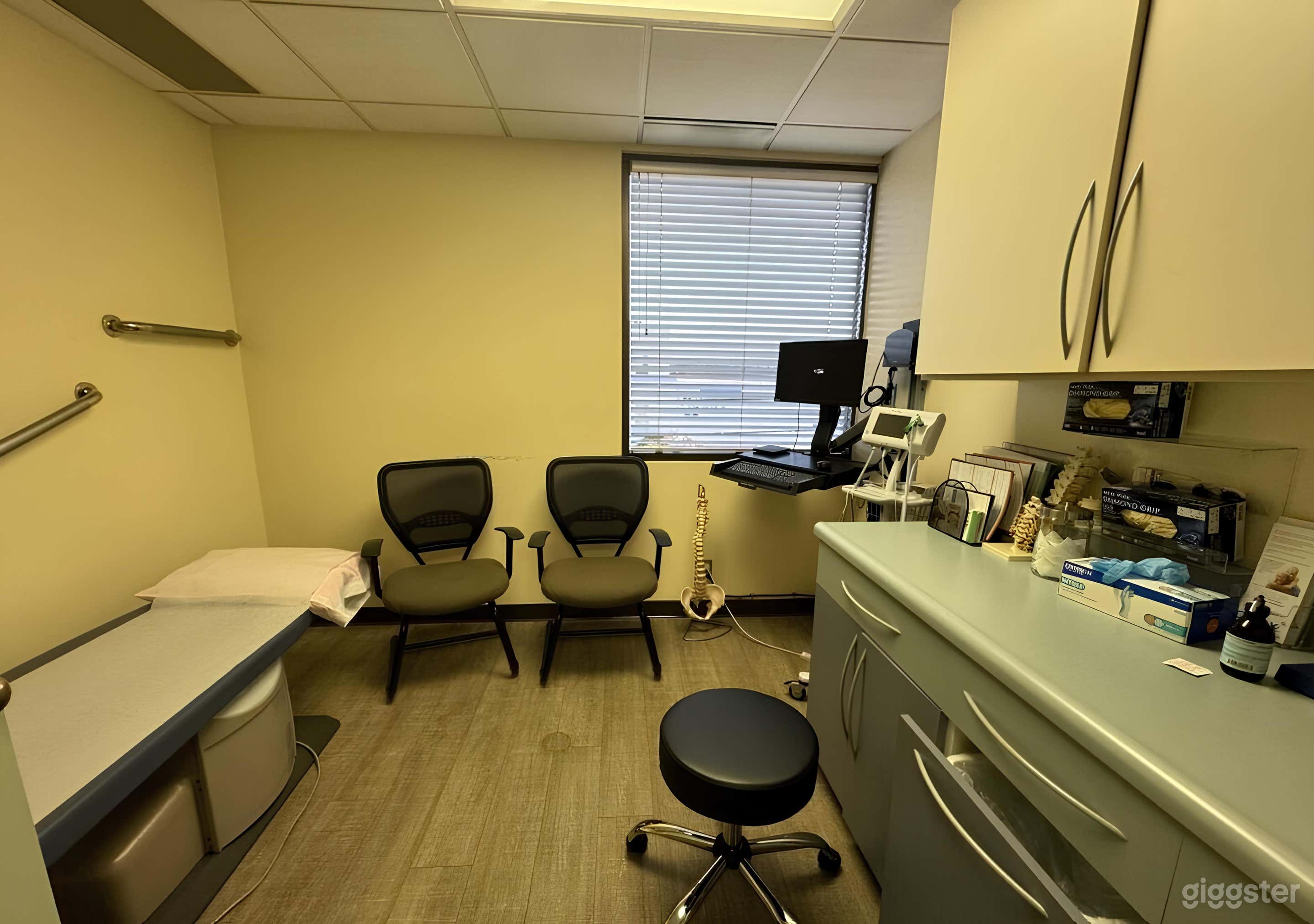 Functioning Hospital Exam Room Photo 4