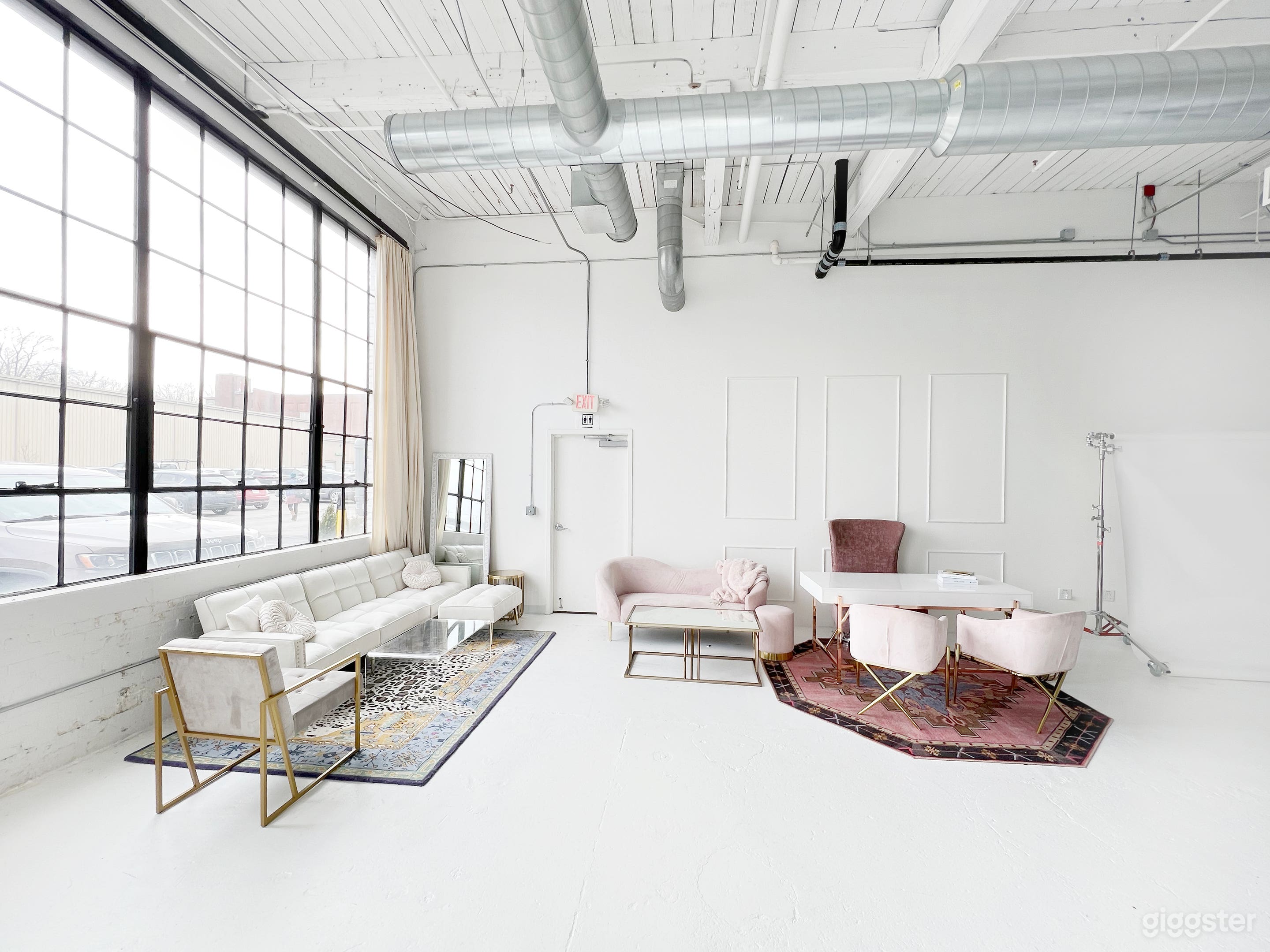 Bright and Spacious Studio. Easy Access Photo 3