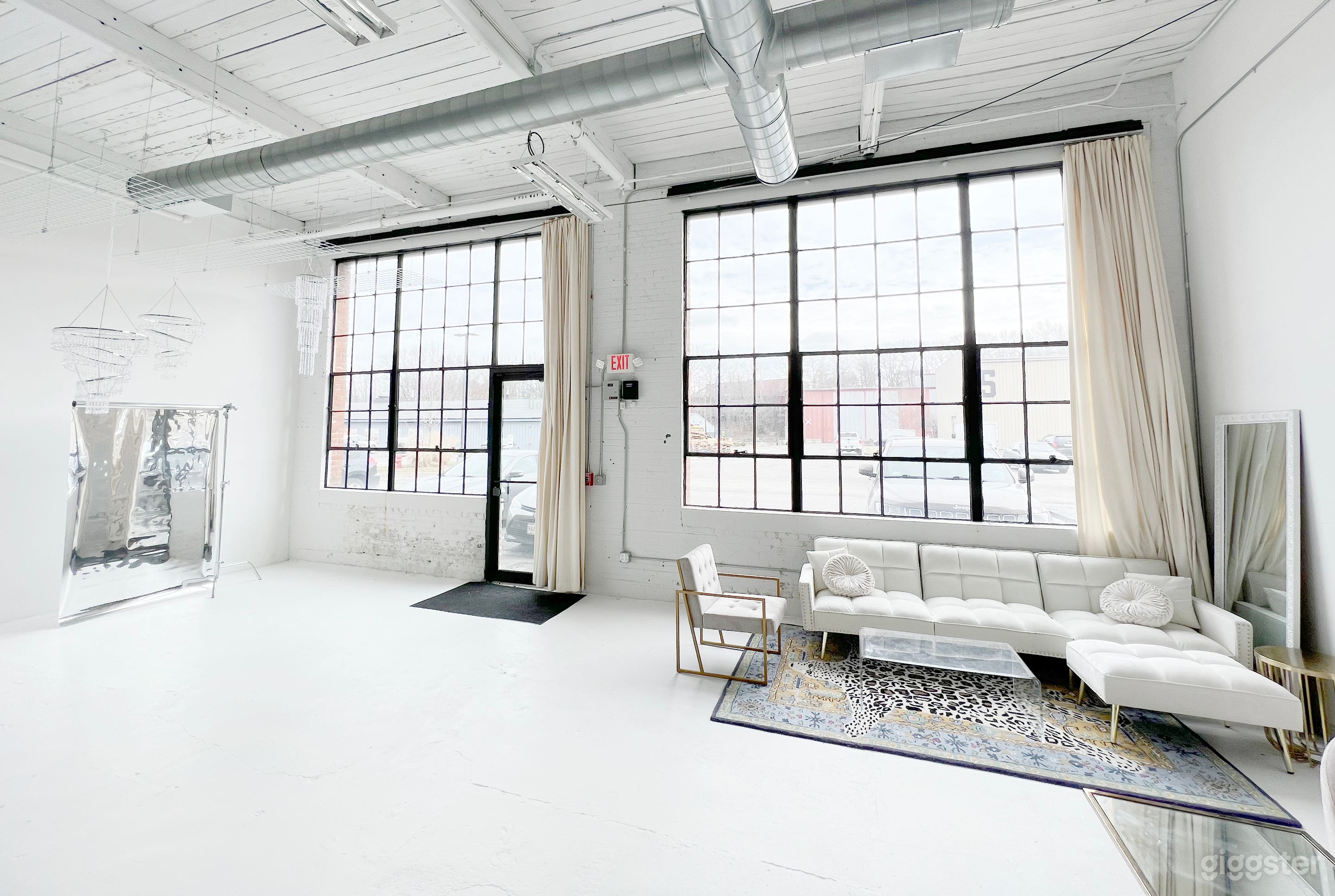 Bright and Spacious Studio. Easy Access Photo 1