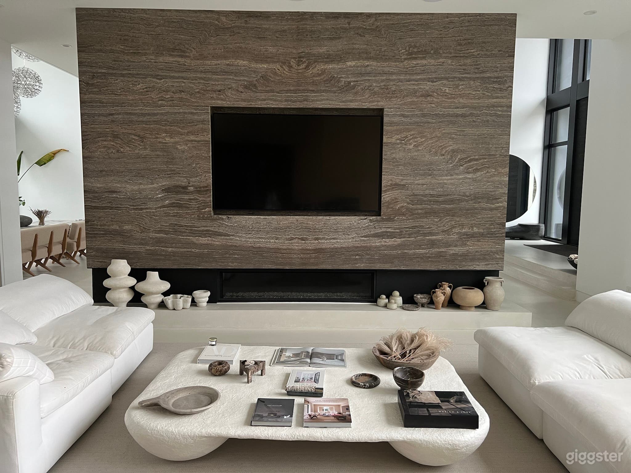 Travertine slab cladding 