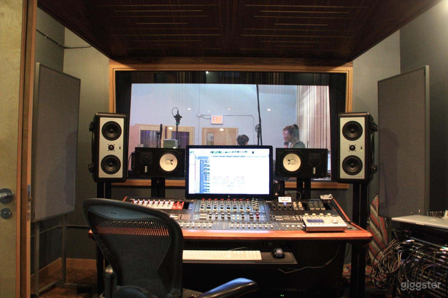 Hip &amp; stylish recording studio Photo 1