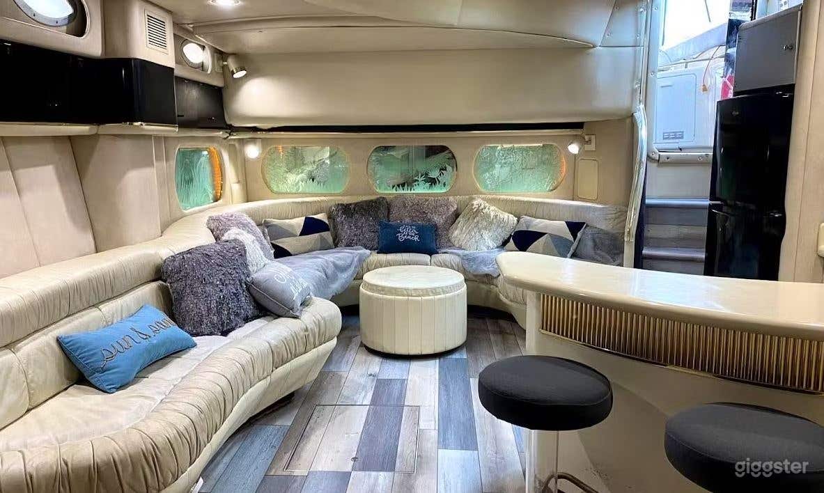 70' Searay Yacht with Jacuzzi Photo 3