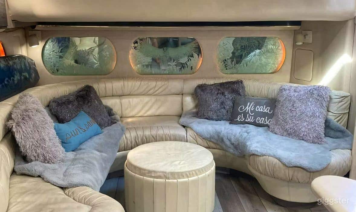 70' Searay Yacht with Jacuzzi Photo 4