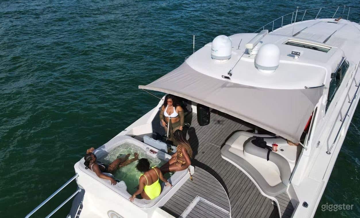 70' Searay Yacht with Jacuzzi Photo 2