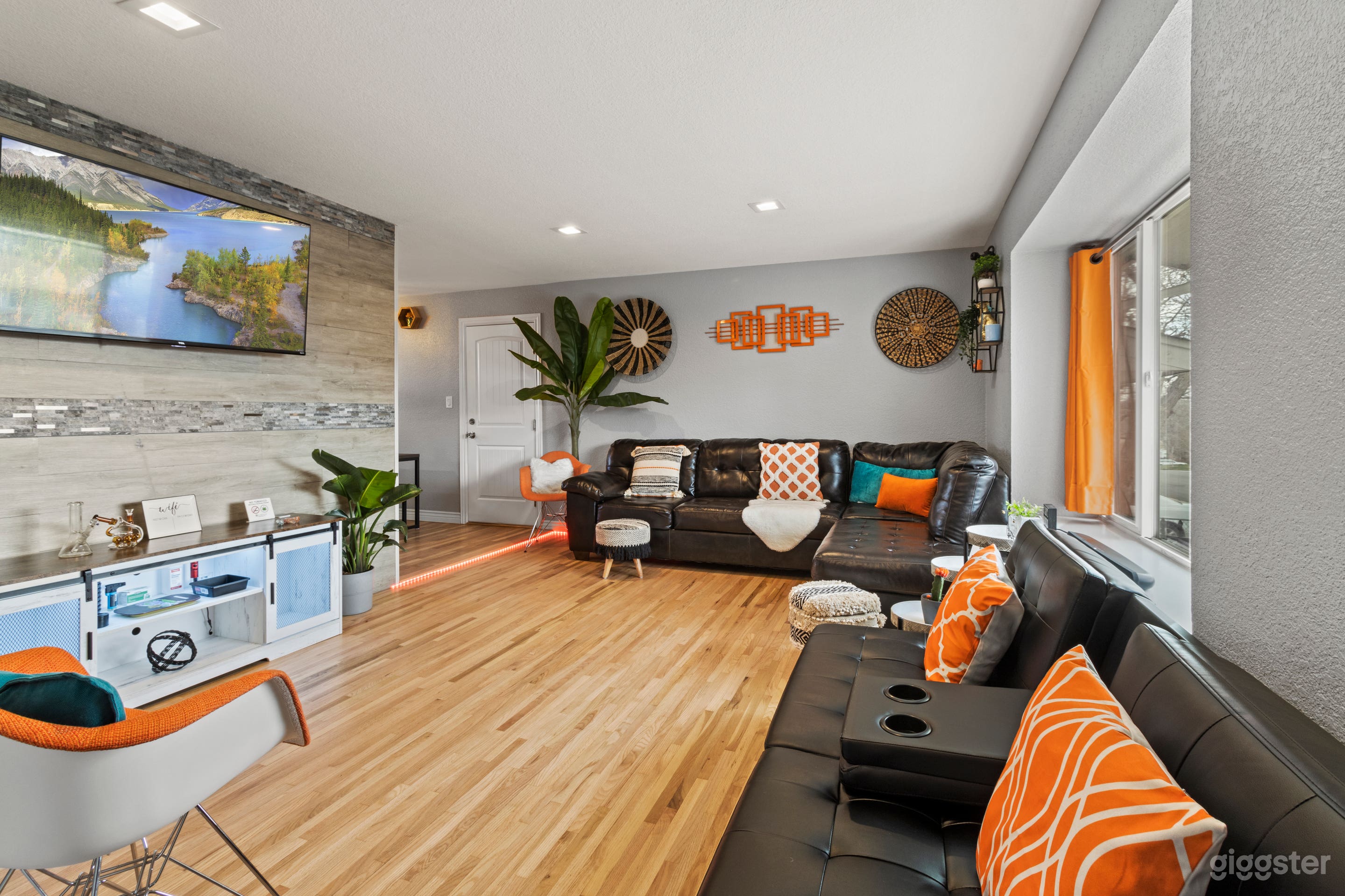 Entertainment Oasis: Living Area with TV! ️