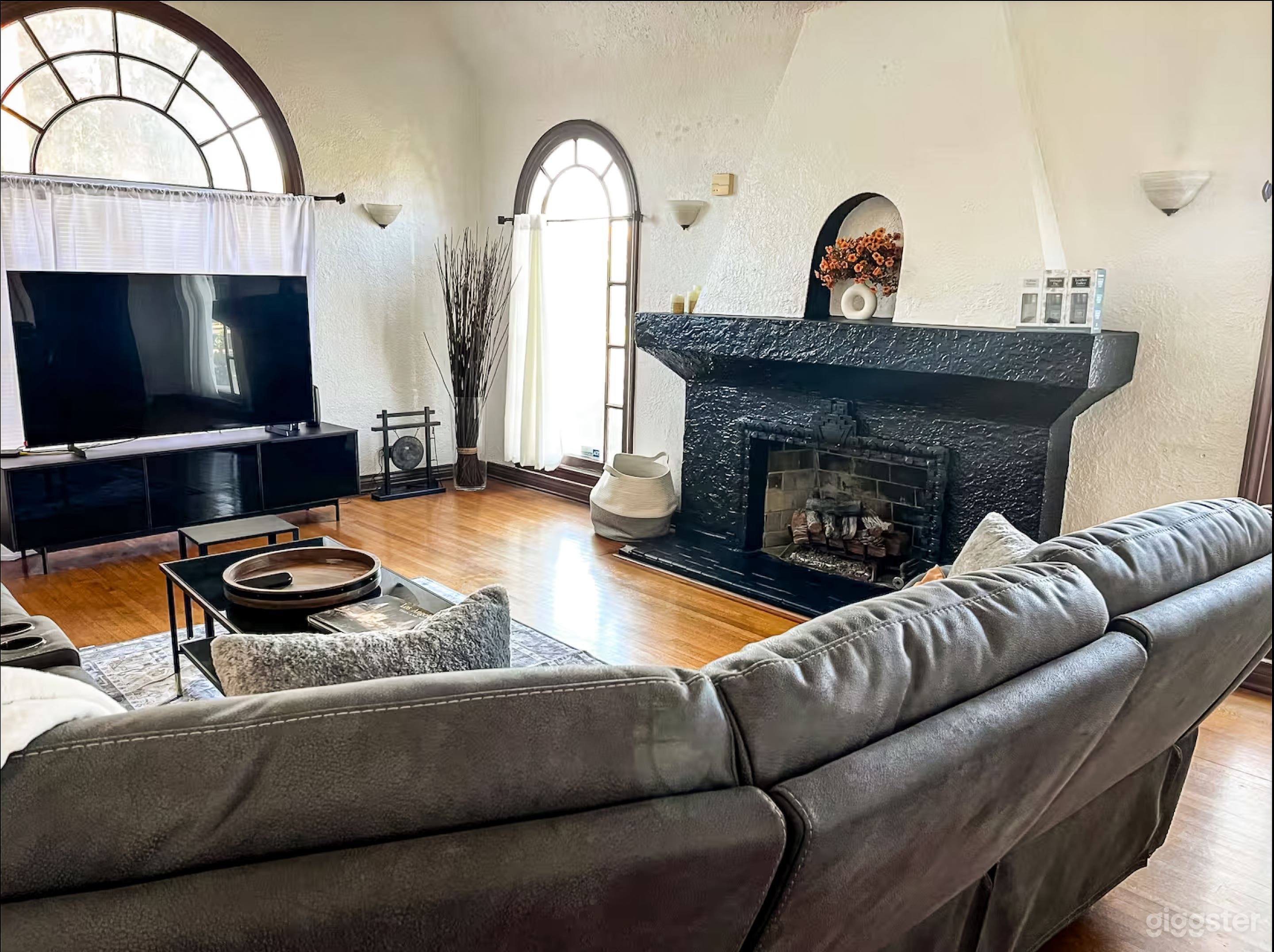 Cinematic Los Angeles Home with Open Light-Filled Interiors Photo 1