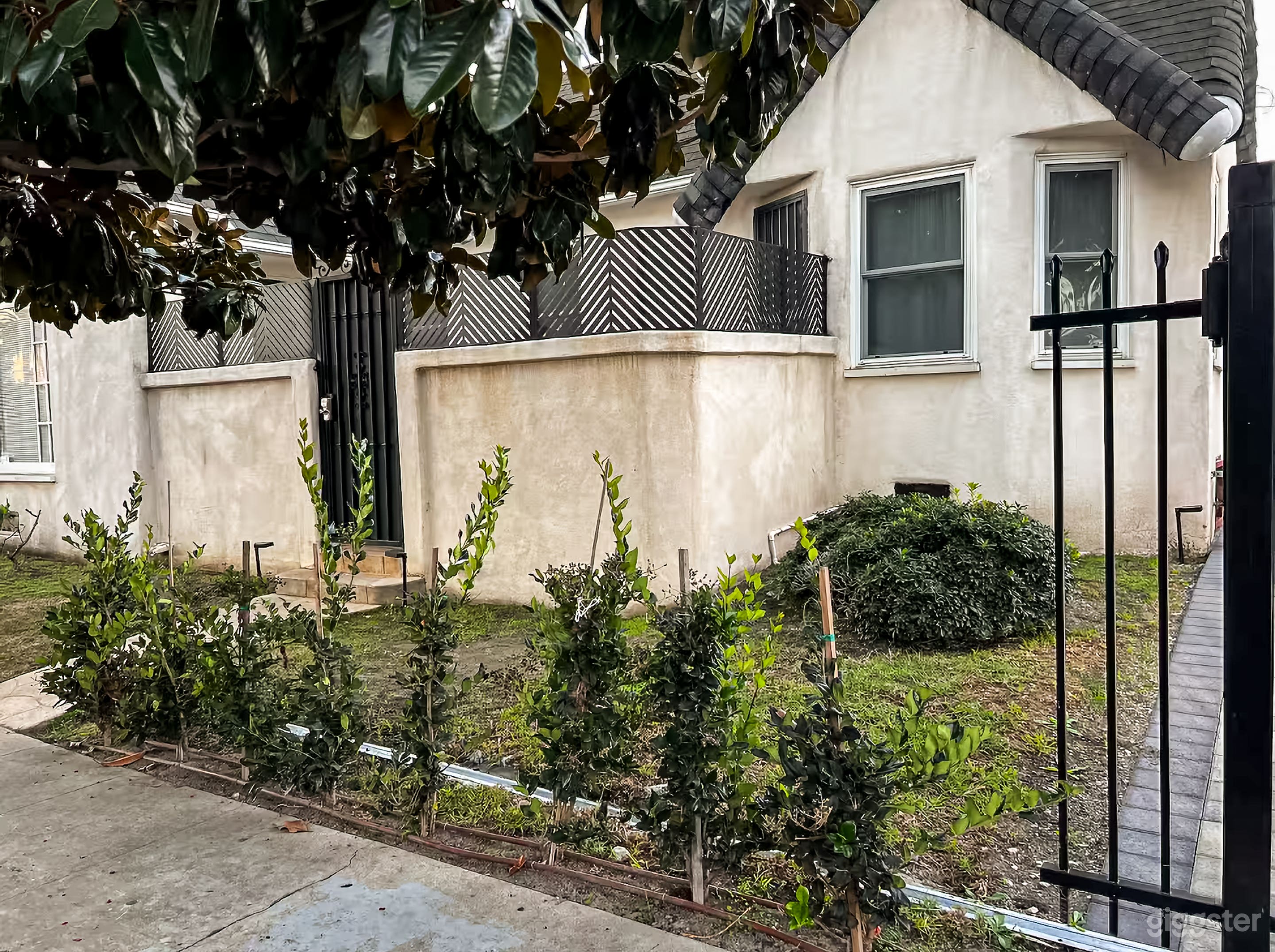 Cinematic Los Angeles Home with Open Light-Filled Interiors Photo 4