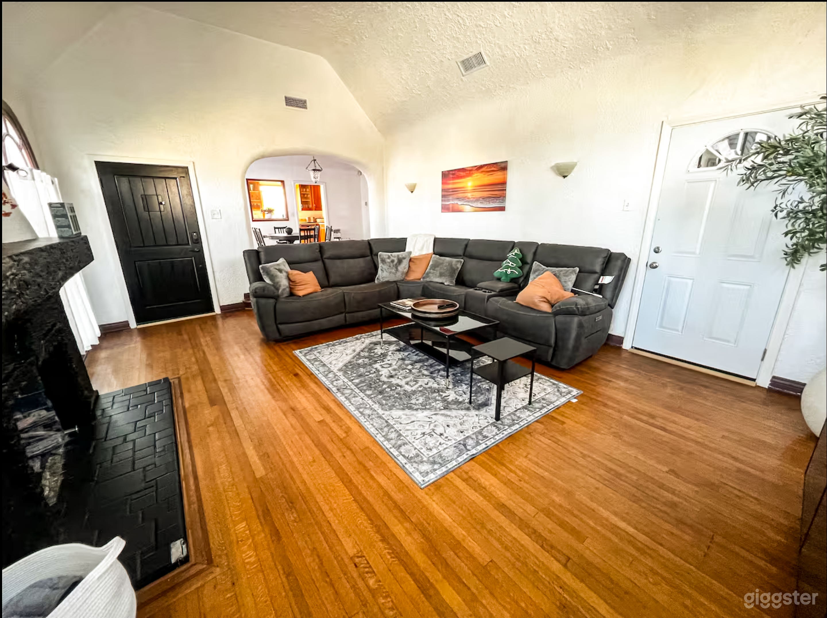 Cinematic Los Angeles Home with Open Light-Filled Interiors Photo 2