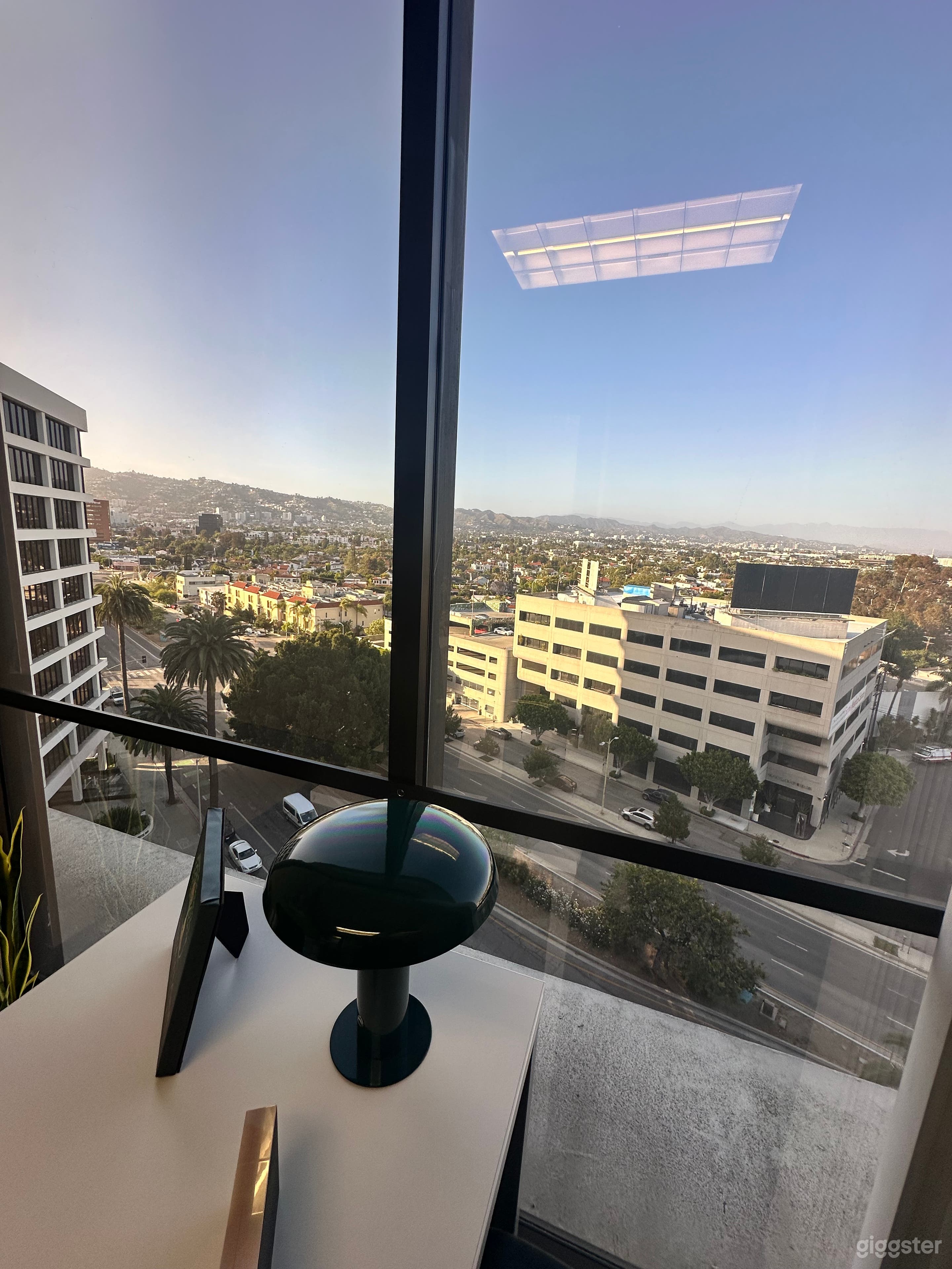 Beautiful High-end Office in Beverly Hills. Photo 3