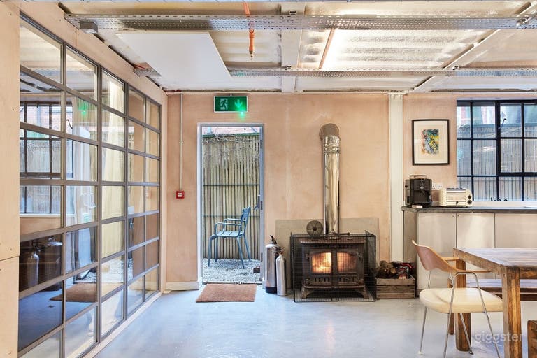  Cosy wood-burning stove and small serene private garden  