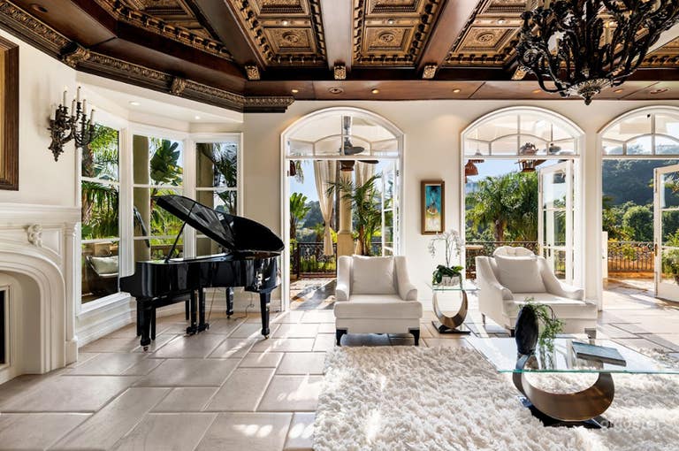  Exquisite Mansion with Luxurious Pool(Full Buy Out 