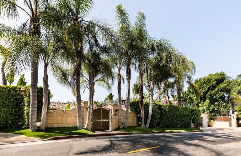  Exquisite Mansion with Luxurious Pool(Full Buy Out 