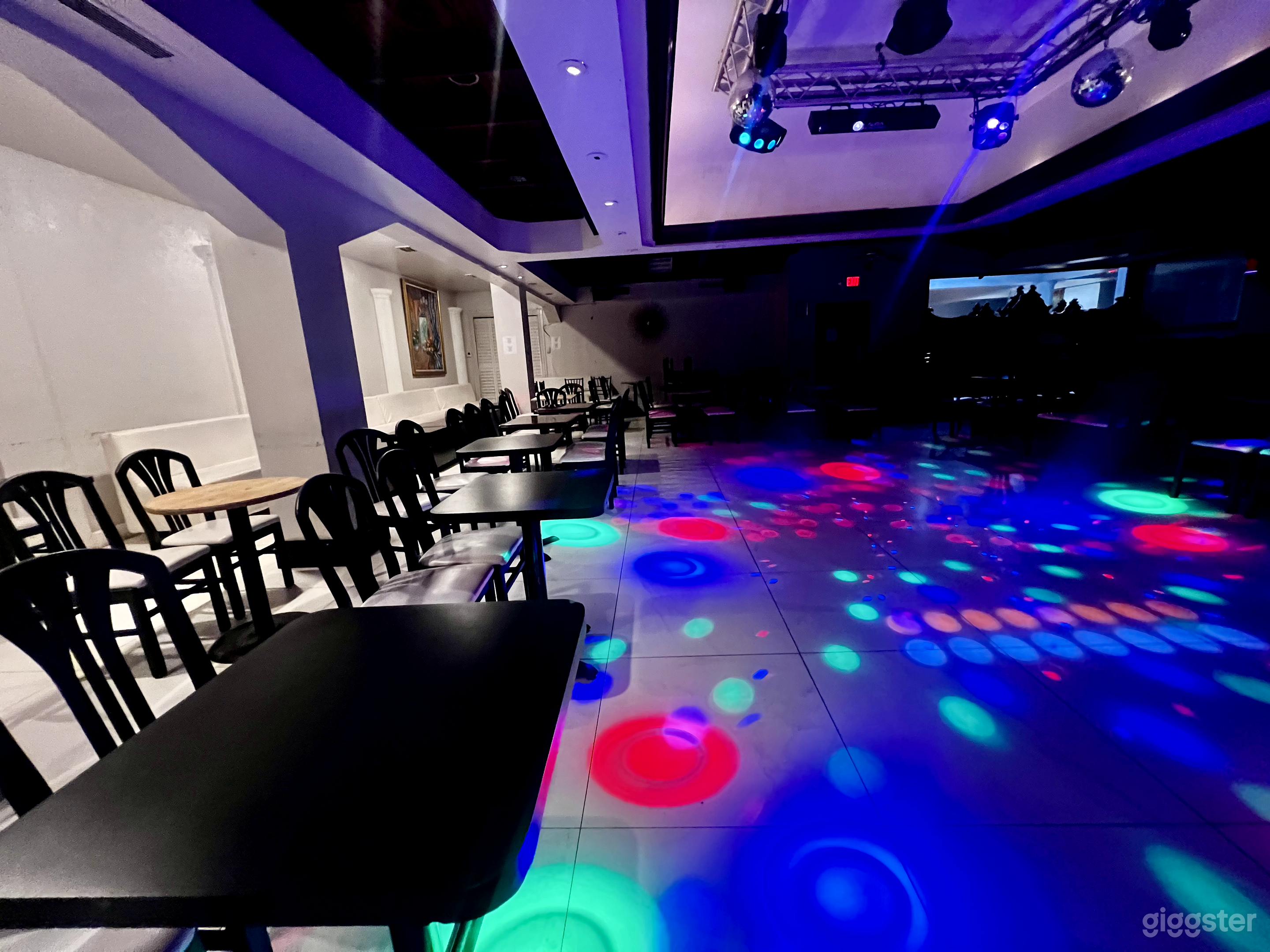 Bar with Dance Floor &amp; Live Music Stage Photo 4