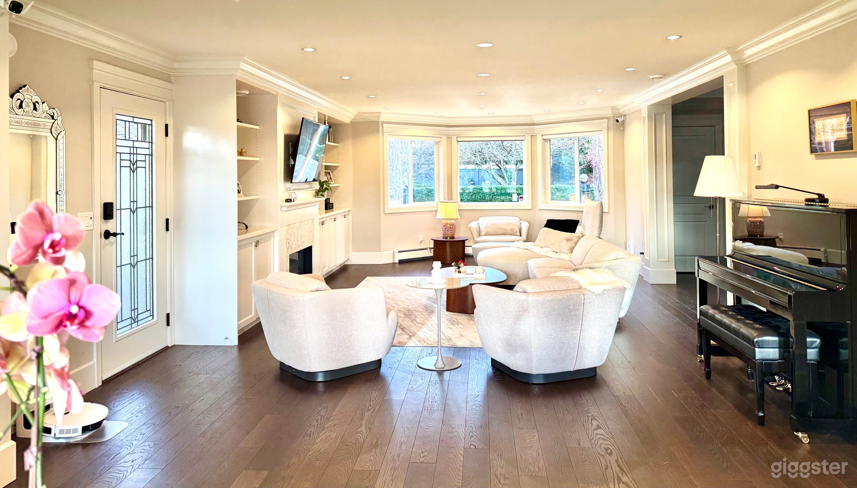 Elegant Home with Stunning City & Ocean Views Photo 1