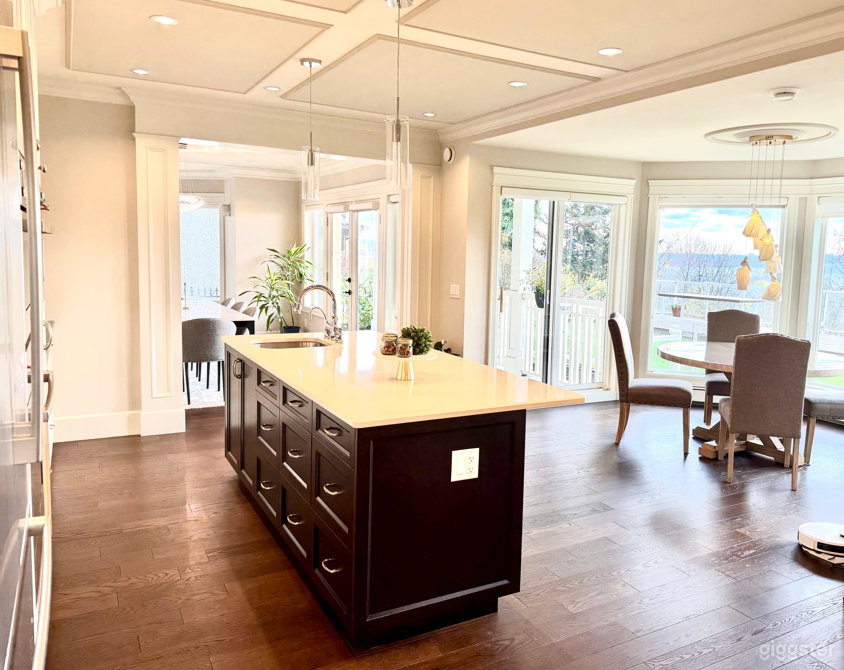 Elegant Home with Stunning City & Ocean Views Photo 4