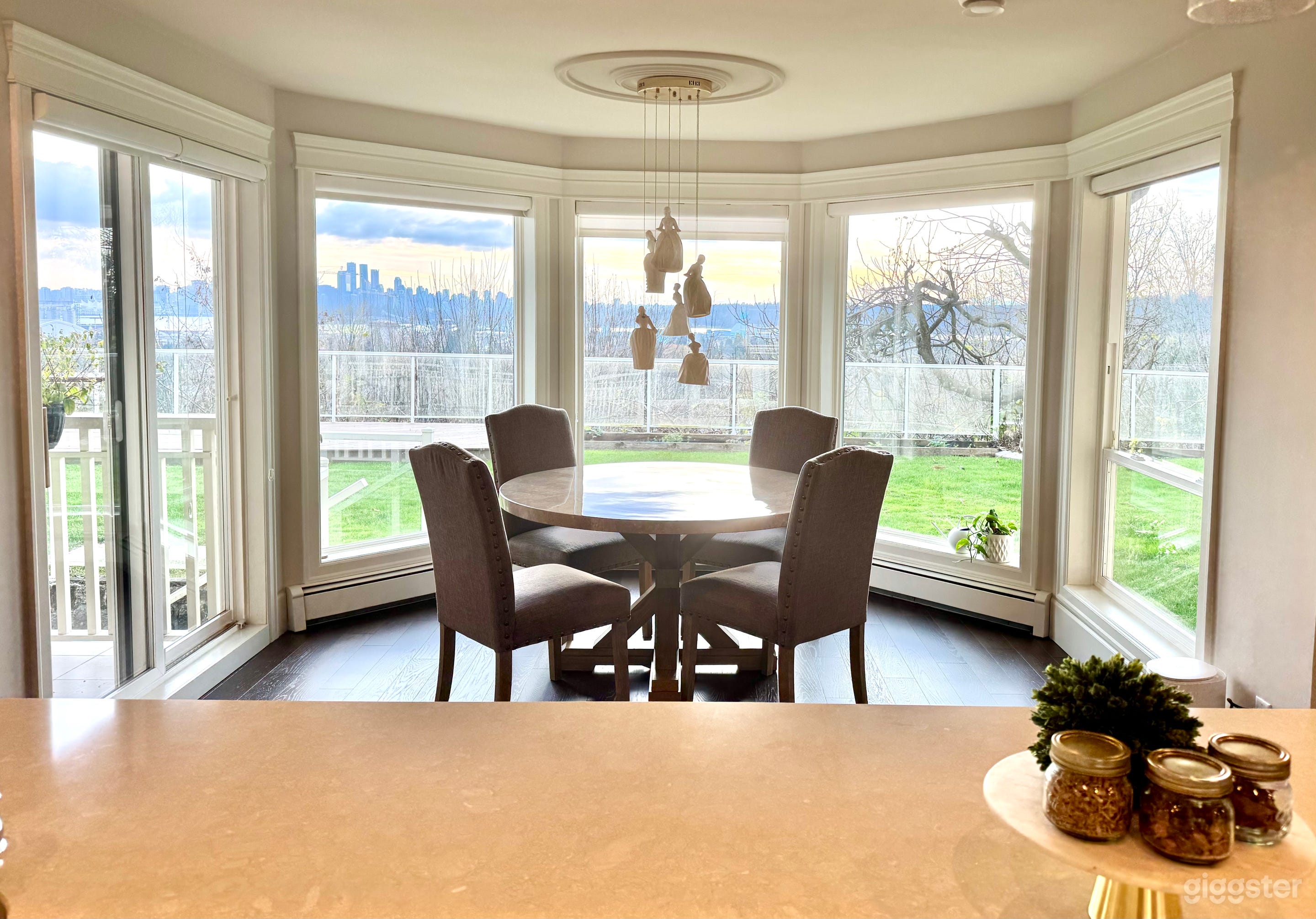 Elegant Home with Stunning City & Ocean Views Photo 3