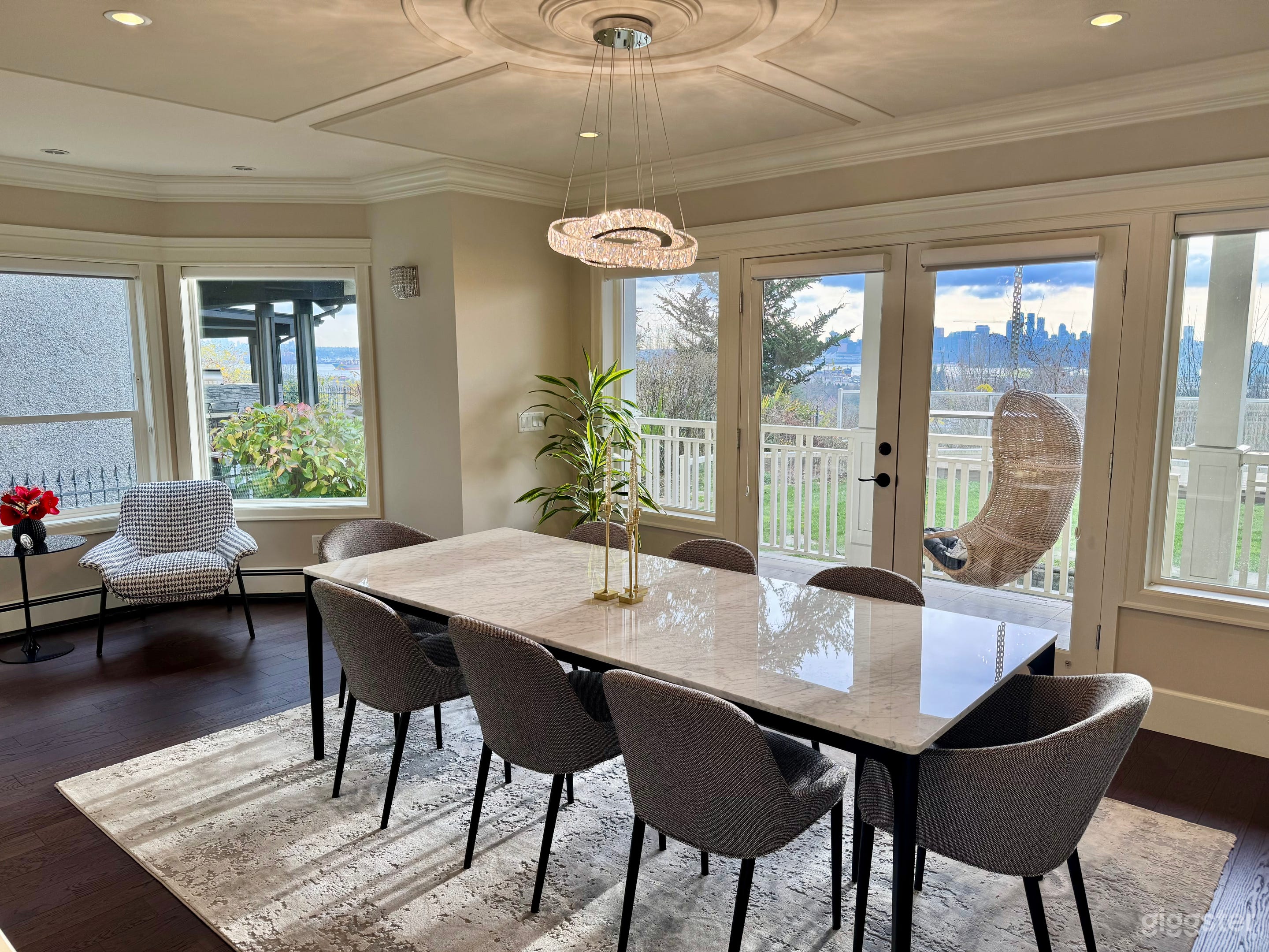 Elegant Home with Stunning City & Ocean Views Photo 2