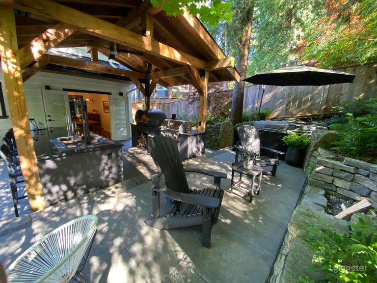  Outdoor Kitchen / Hot Tub 