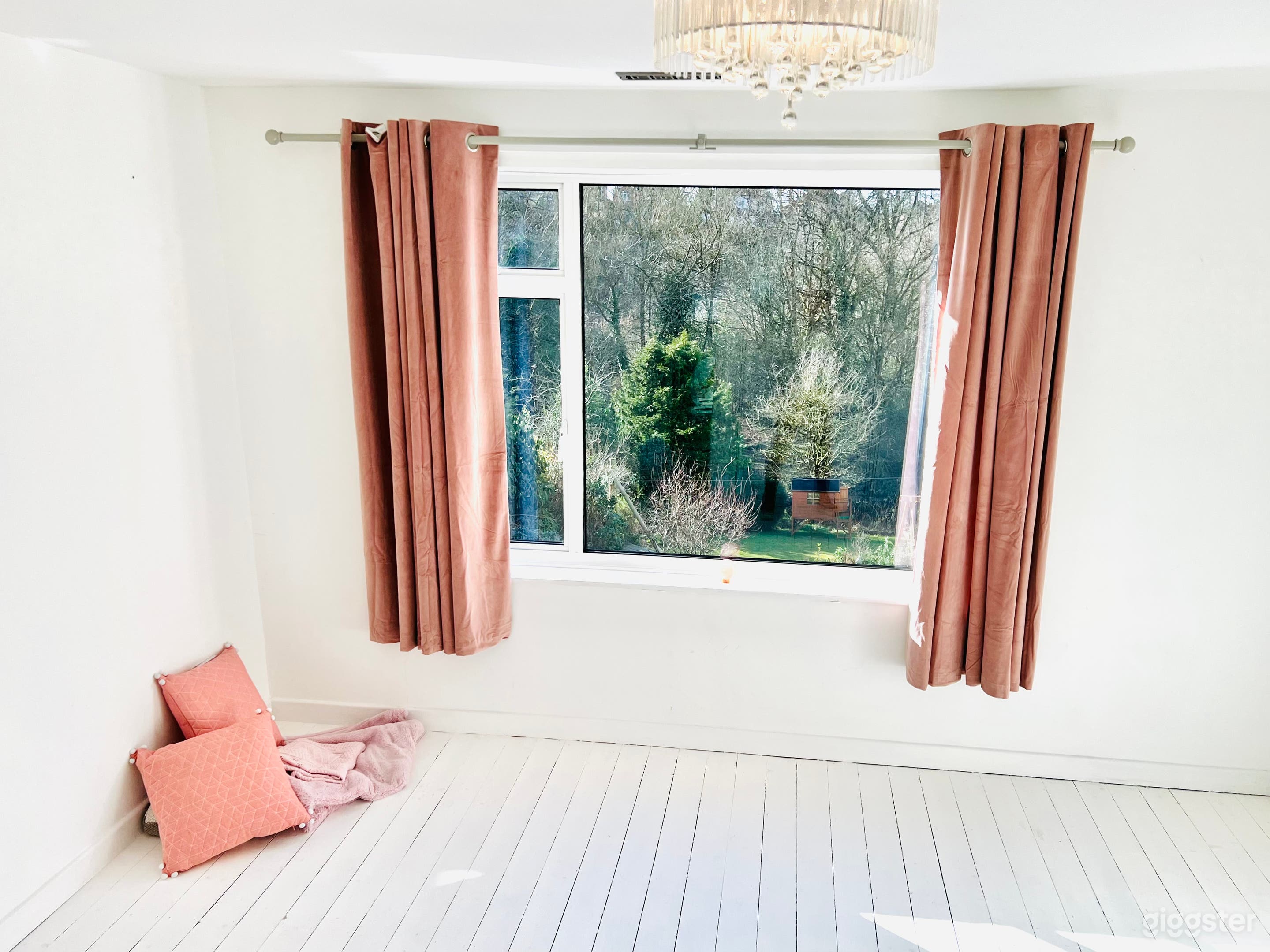 Modern Detached House Photo 3