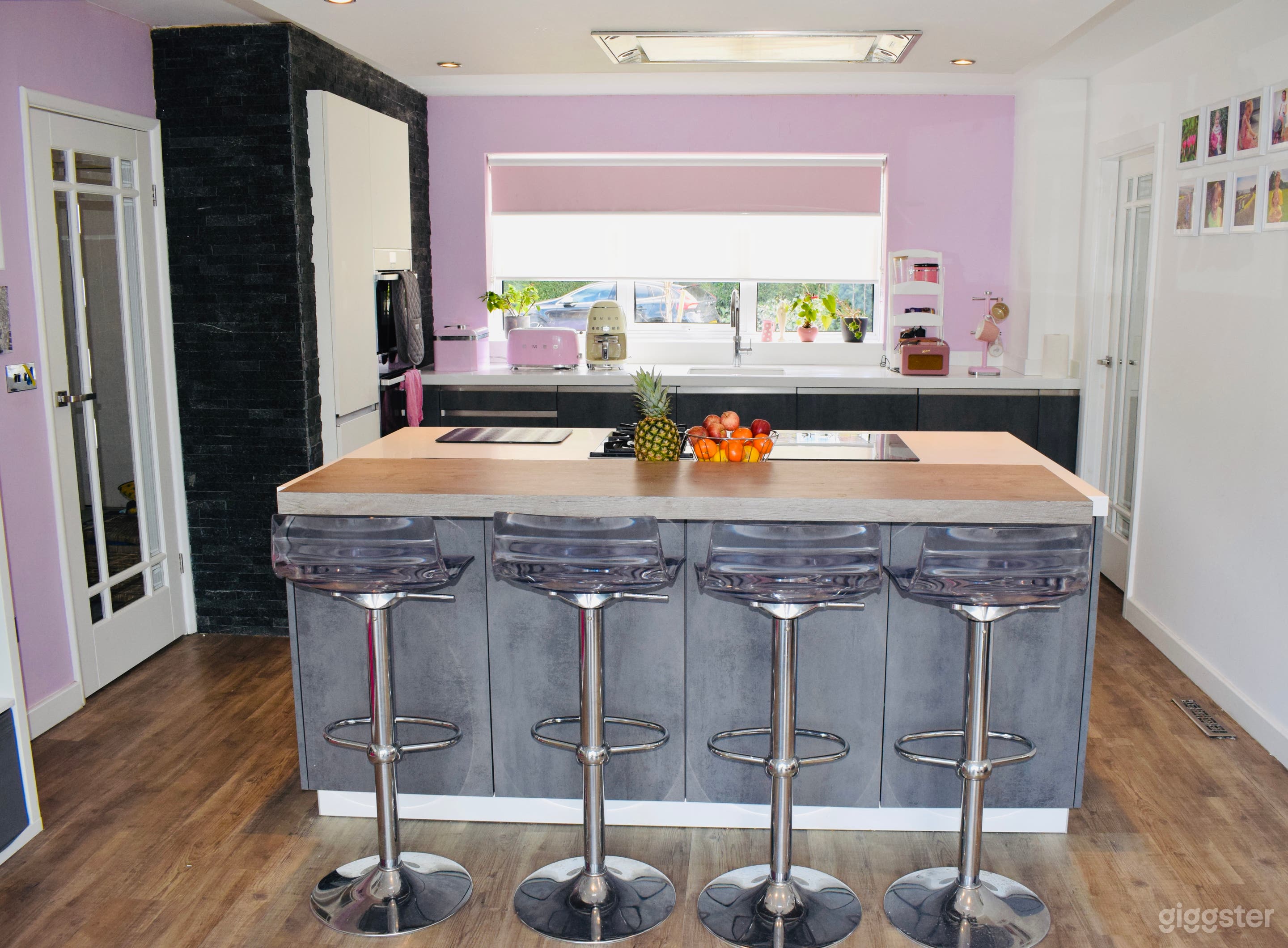 Modern Detached House Photo 4