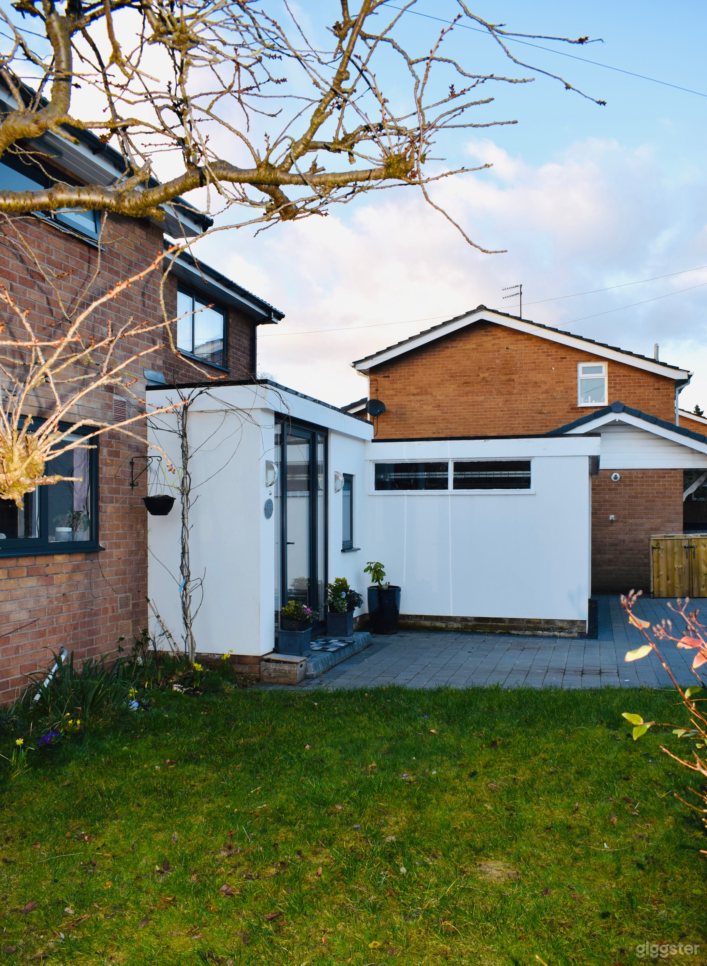 Modern Detached House Photo 2