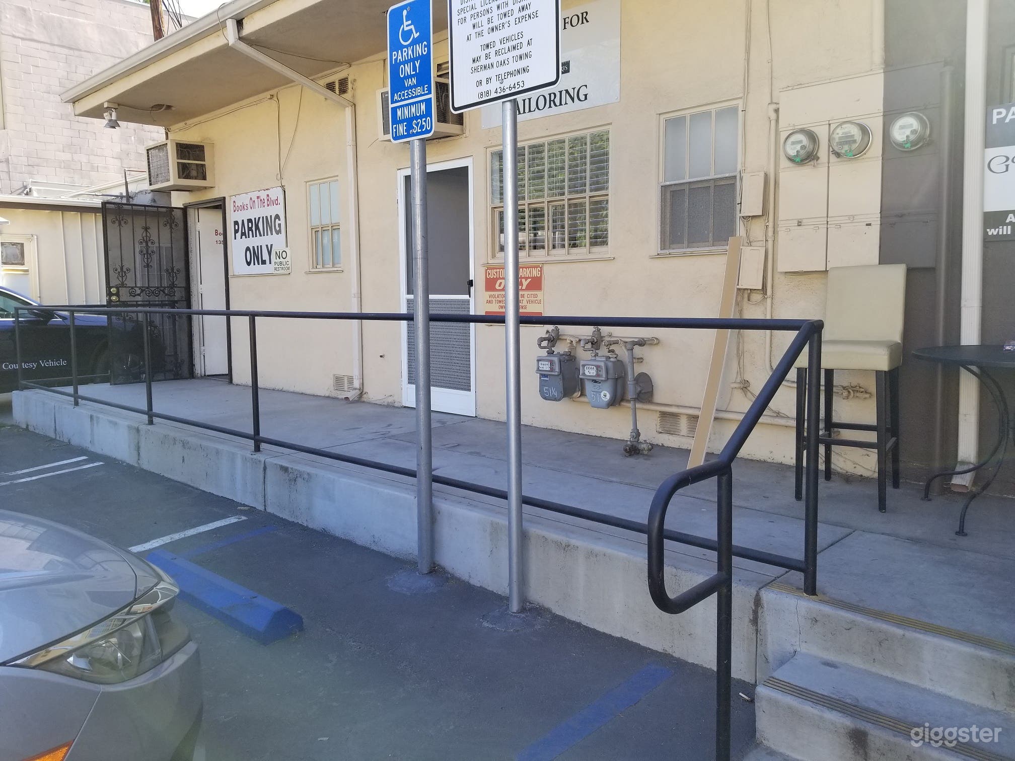 Retail Bookstore/library in Sherman Oaks Photo 4