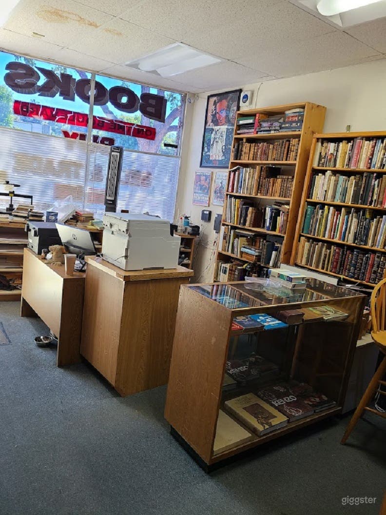 Retail Bookstore/library in Sherman Oaks Photo 1