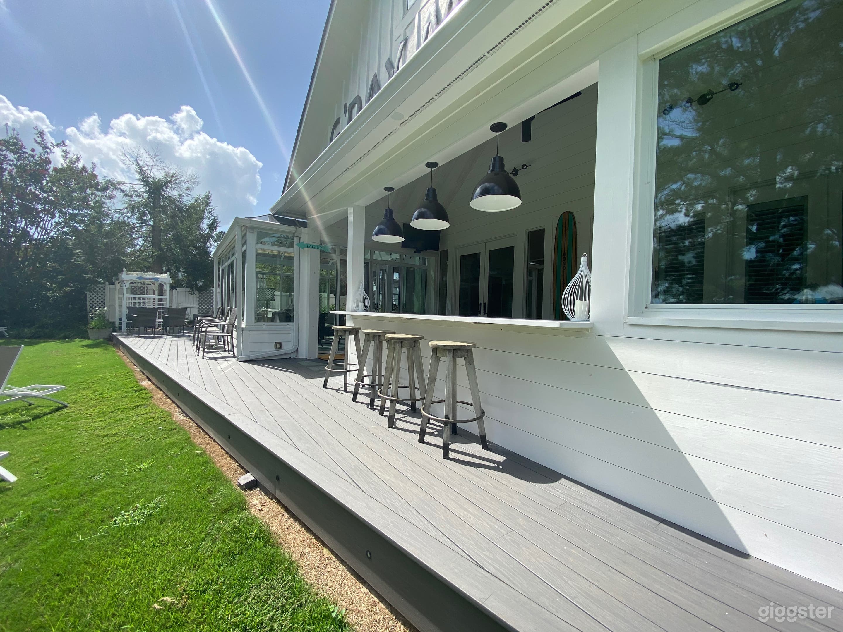 Outdoor living bar &amp; entertaining deck