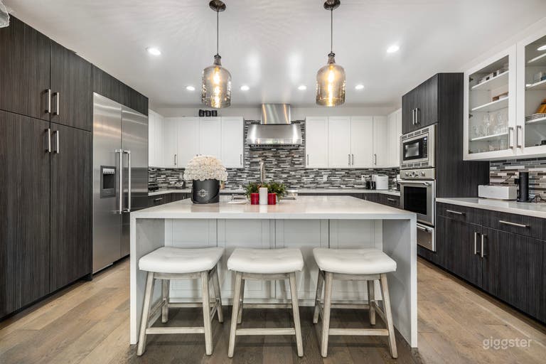  EDINBURGH SPANISH BUNGALOW/ COURTYARD CHARM 