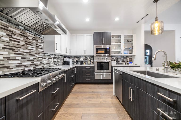  EDINBURGH SPANISH BUNGALOW/ COURTYARD CHARM 