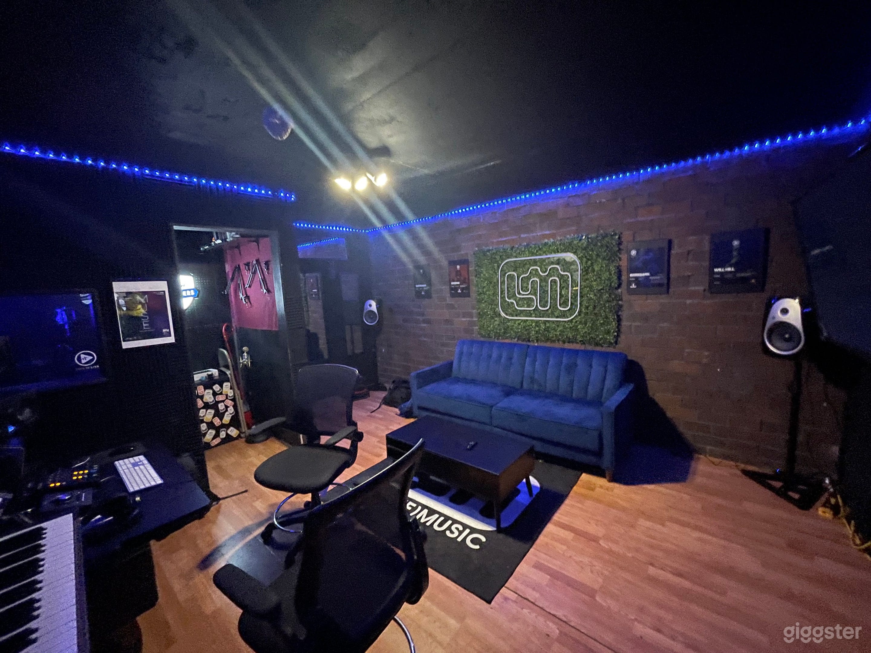 Cozy Recording studio Photo 1