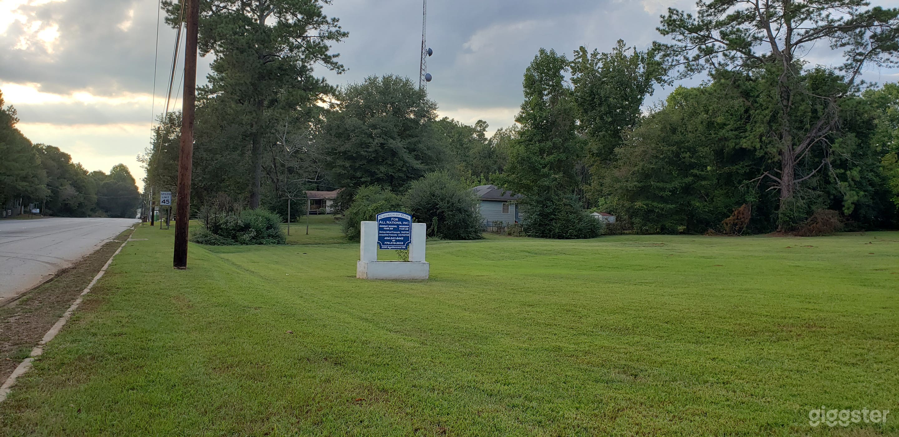 Cinder Block Southern Church Building Photo 4