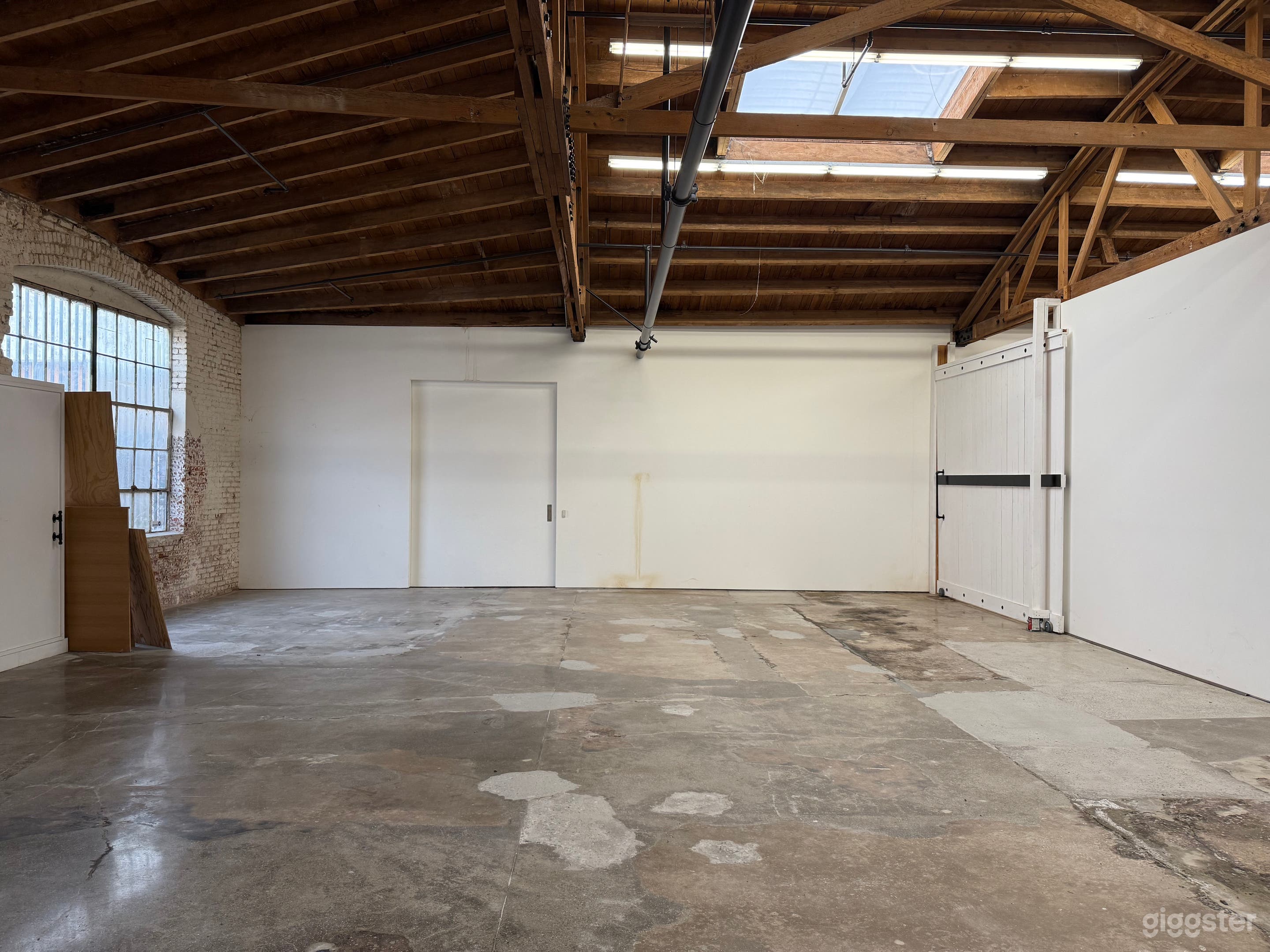 #1 Multi-Purpose Gallery Gem in the Arts District! Photo 2