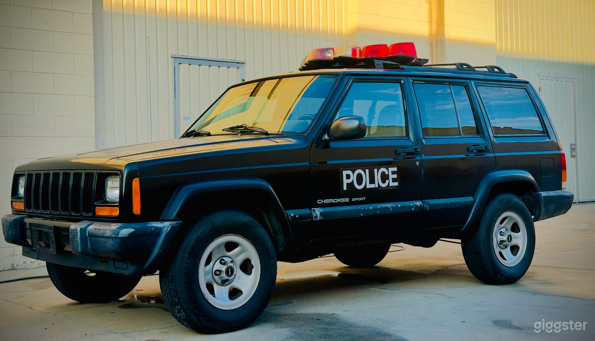 POLICE SHERIFF VINTAGE TRUCK: Jeep Cherokee Sport Photo 2