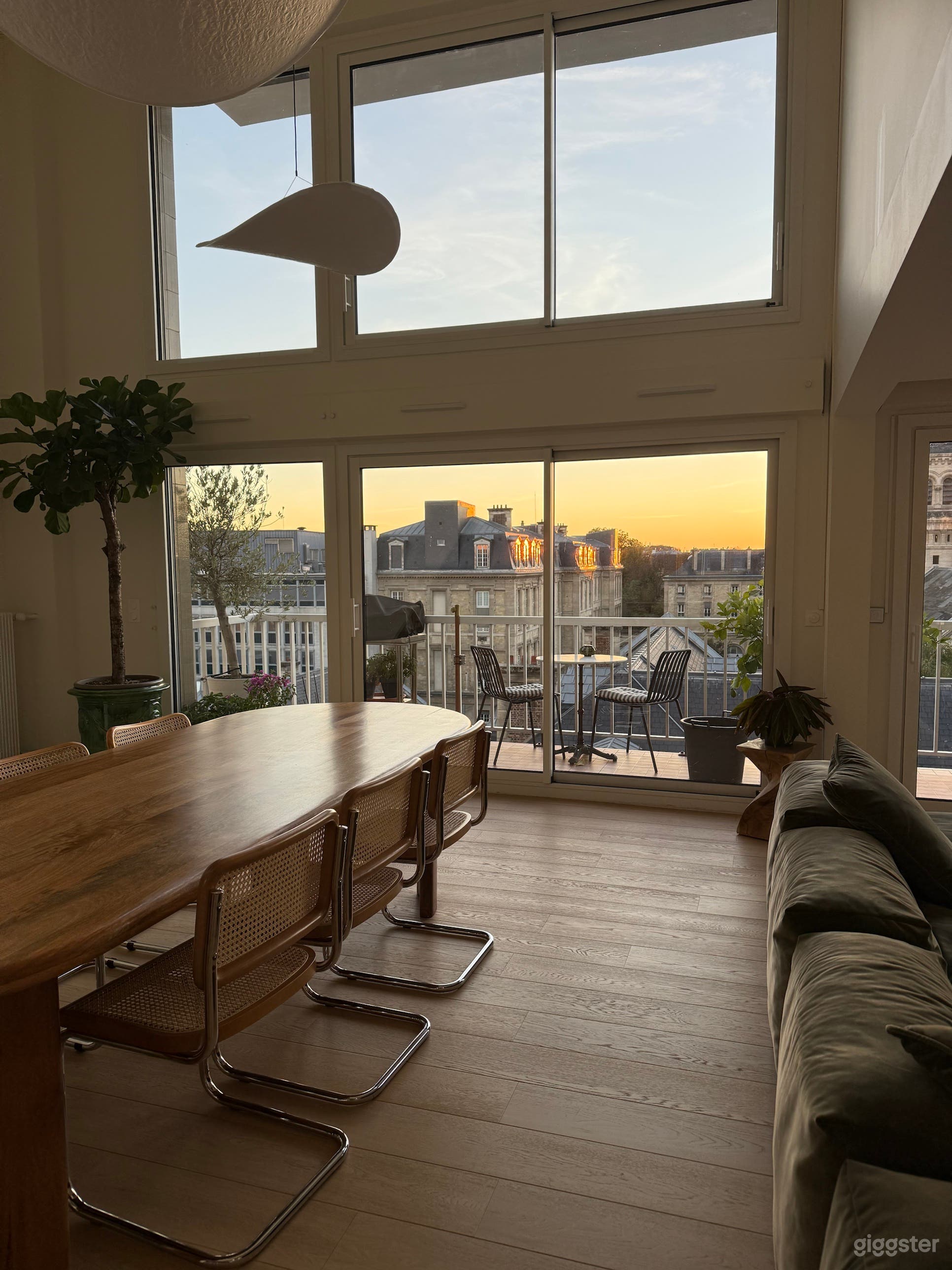 Photo de Loft d'architecte double hauteur, terrasse et vue 1
