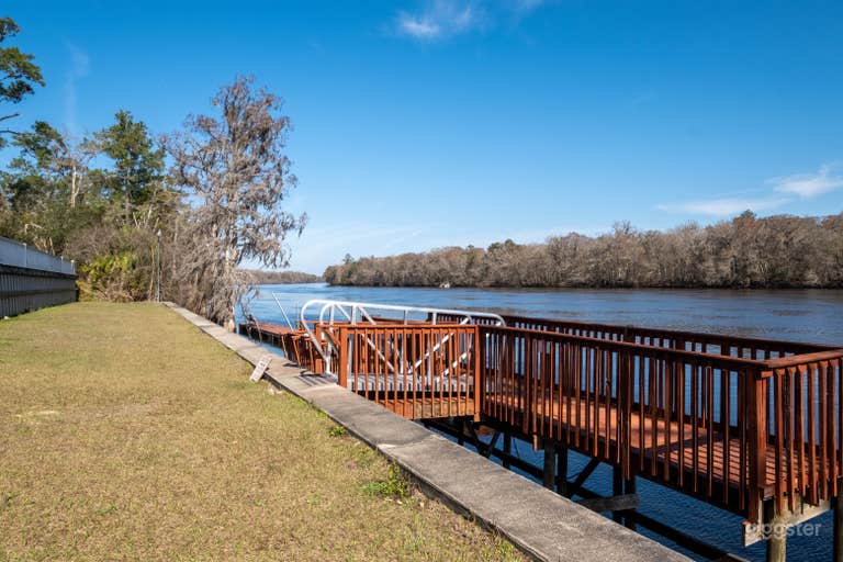  3 Acre 22 unit Riverfront Motel near Tampa 