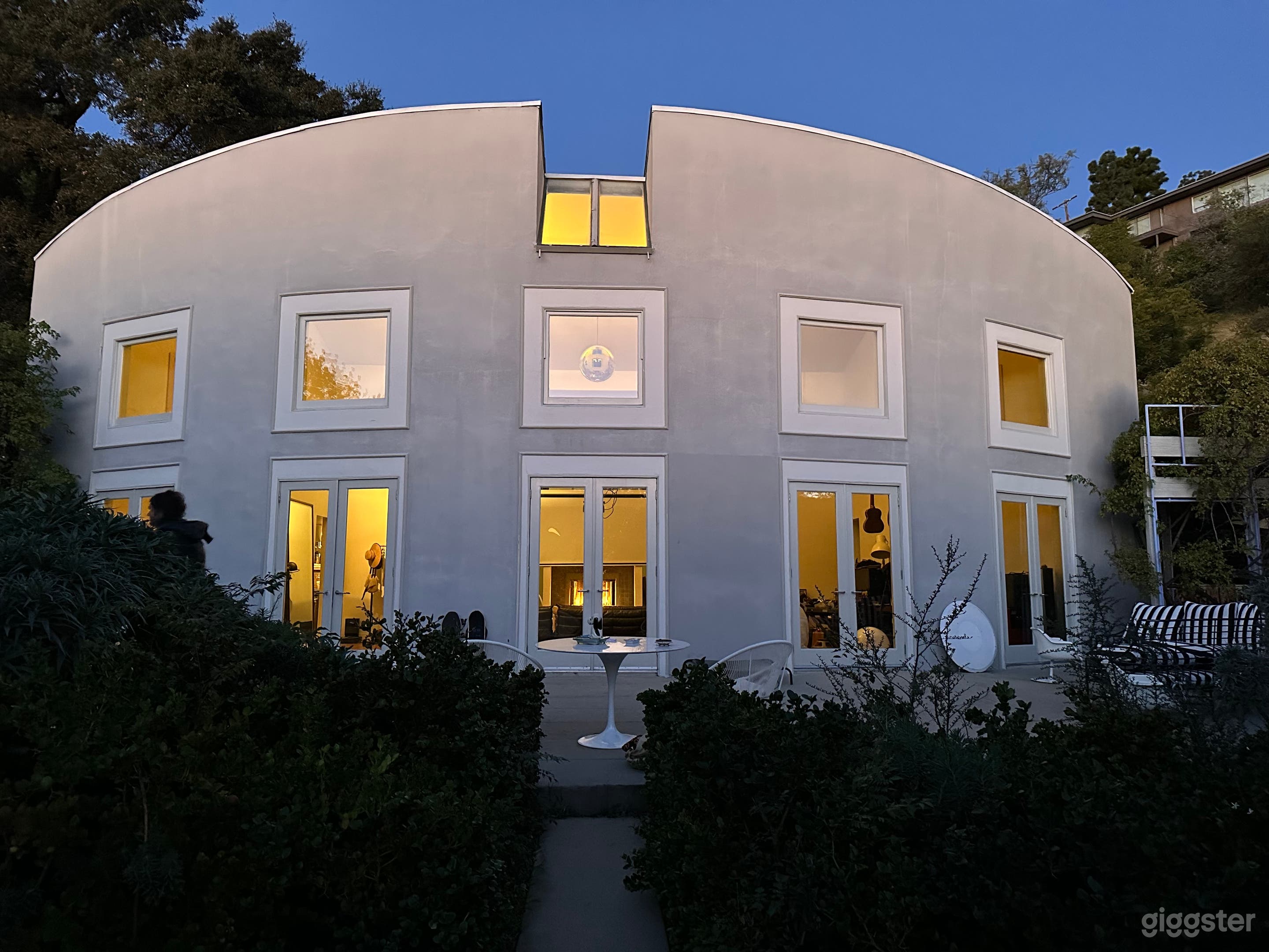 MOONHOUSE LA  Photo 2